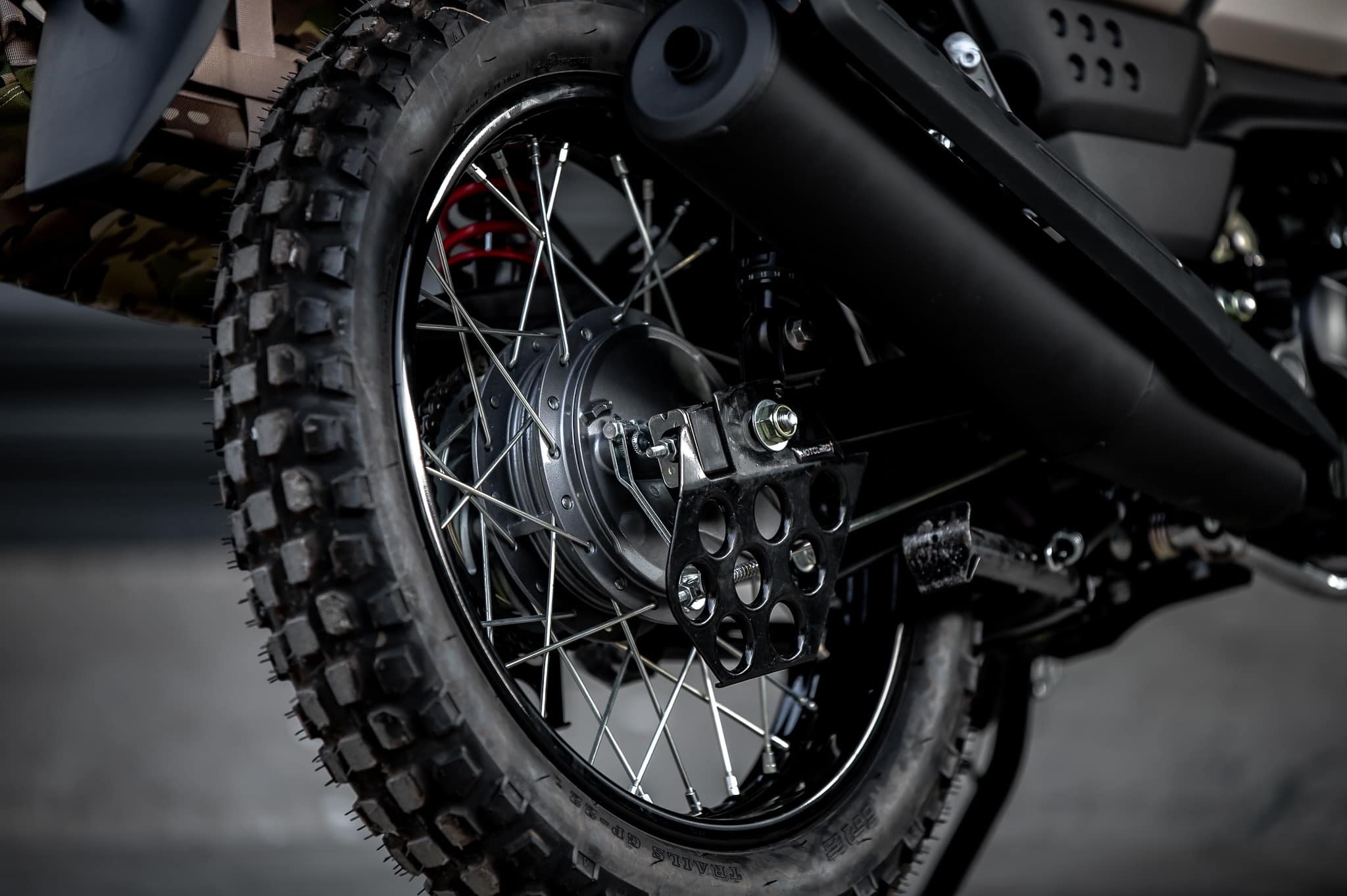 PG-1 1.) ครอบไฟหน้า Headlight cover. 1,590฿ 2.) ครอบไฟเบรค Rear brake light cover. 1,290฿ 3.) ชิวหน้า V1 Headbrand Windshield V1 1,590฿ 4.) กาบ อกบังหัวฉีด Side fairing cover. 1990฿ 5.) กันลาย V1 Mid frame protector. 1990฿ 6.) ชุดบังโคลนหน้าScrambler Full