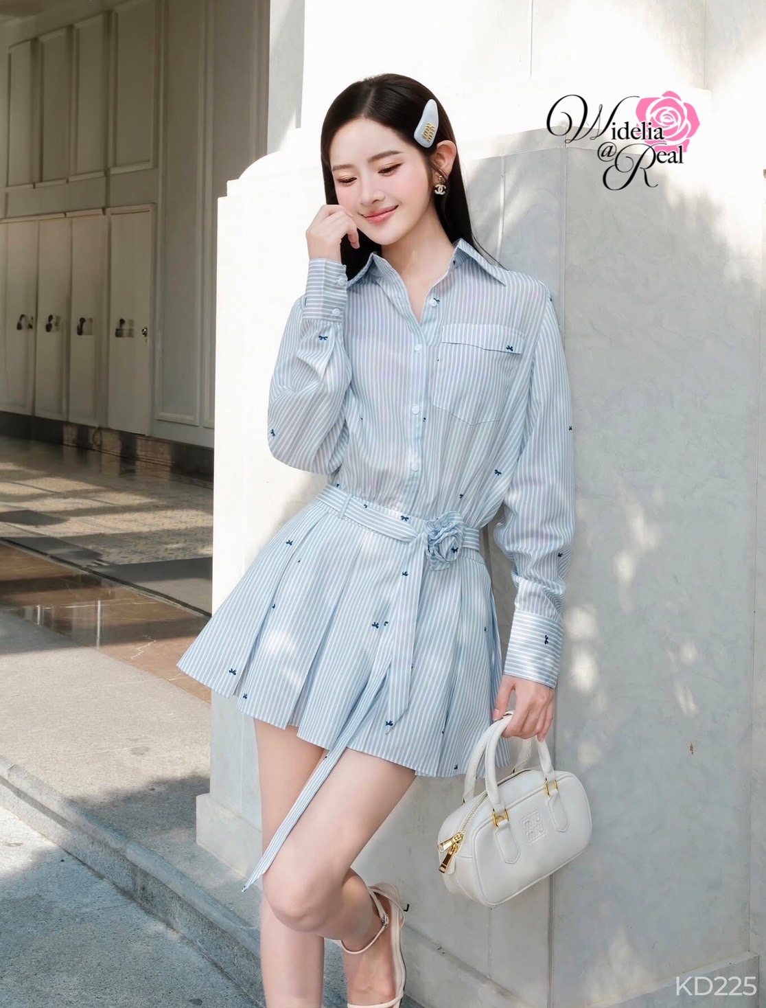 Korea Set เสื้อเชิ้ตแขนยาวกับกระโปรงสั้น กระโปรงจีบ มีเชือกผูกโบว์และมีเข็มกัดดอกไม้