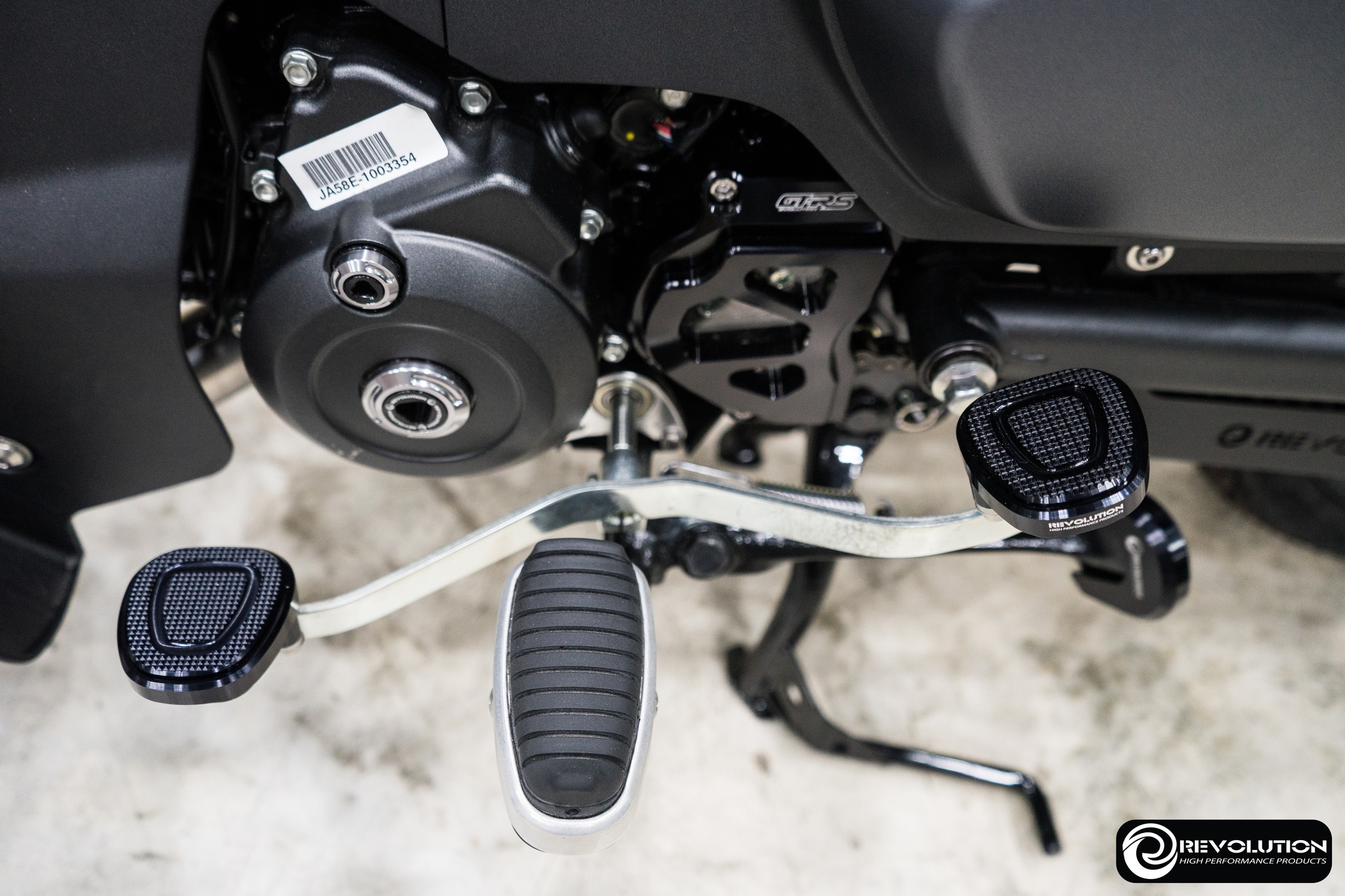 แป้นเหยียบคันเกียร์หน้า-หลัง CNC REVOLUTION C-125 SuperCub รหัสสินค้า 4214376210001 - เงิน 4214376210003 - แดง 4214376210007 - ดำ 4214376210015 - น้ำเงิน ราคา 1,560 บาท/ชุด