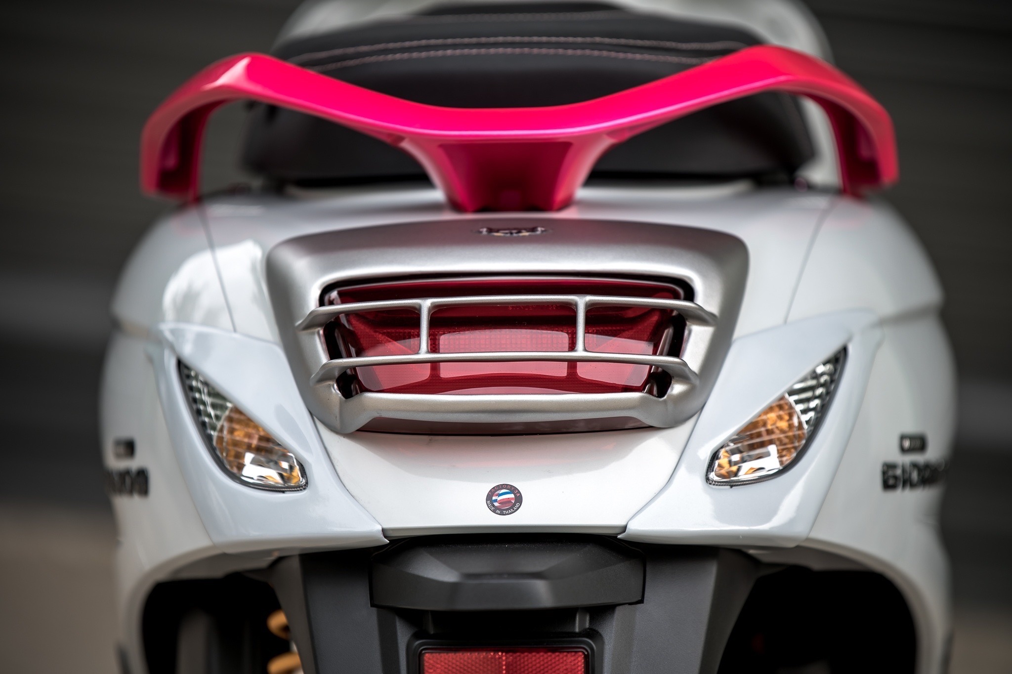 ครอบไฟเลี้ยวหลัง 1350฿ ( สีตามตัวรถ )