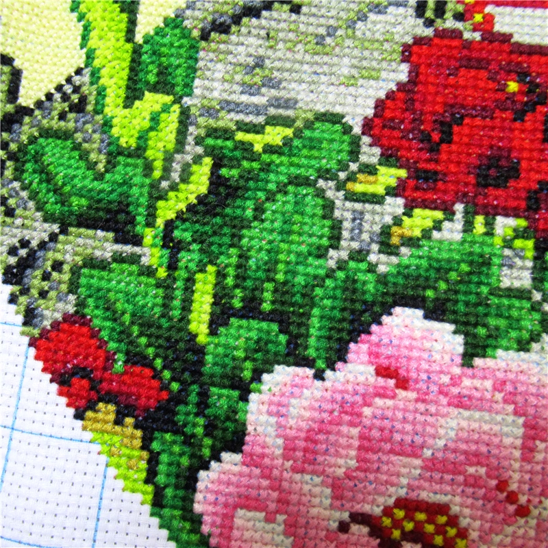 kai-1100 *สินค้าหมด* ชุดปักครอสติช ลายไก่คู่โบตั๋น (ปักเต็มผืนผ้า ไม่มีเดินเส้น ผ้า11CTพิมพ์ลาย ปักครั้งละ 3 เส้นเล็ก) ขนาด 50*50 ซม.ผ้าครอสติช 11CT พิมพ์ลายปักบนผ้า ไหมคอตตอน 35 สี ผังลาย เข็ม