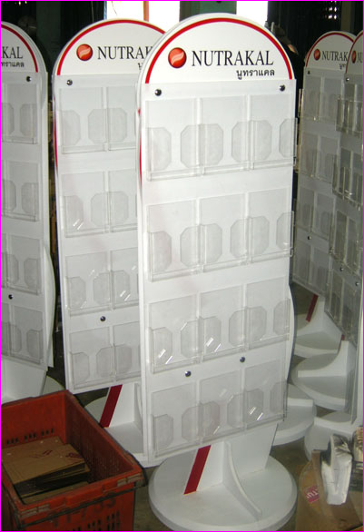 Standไม้พลาสวู๊สีขาว ใส่แผ่นพับหรือแผ่นโบรชัวร์ แบบตั้งพื้น(รุ่นหัวป้ายโค้ง)