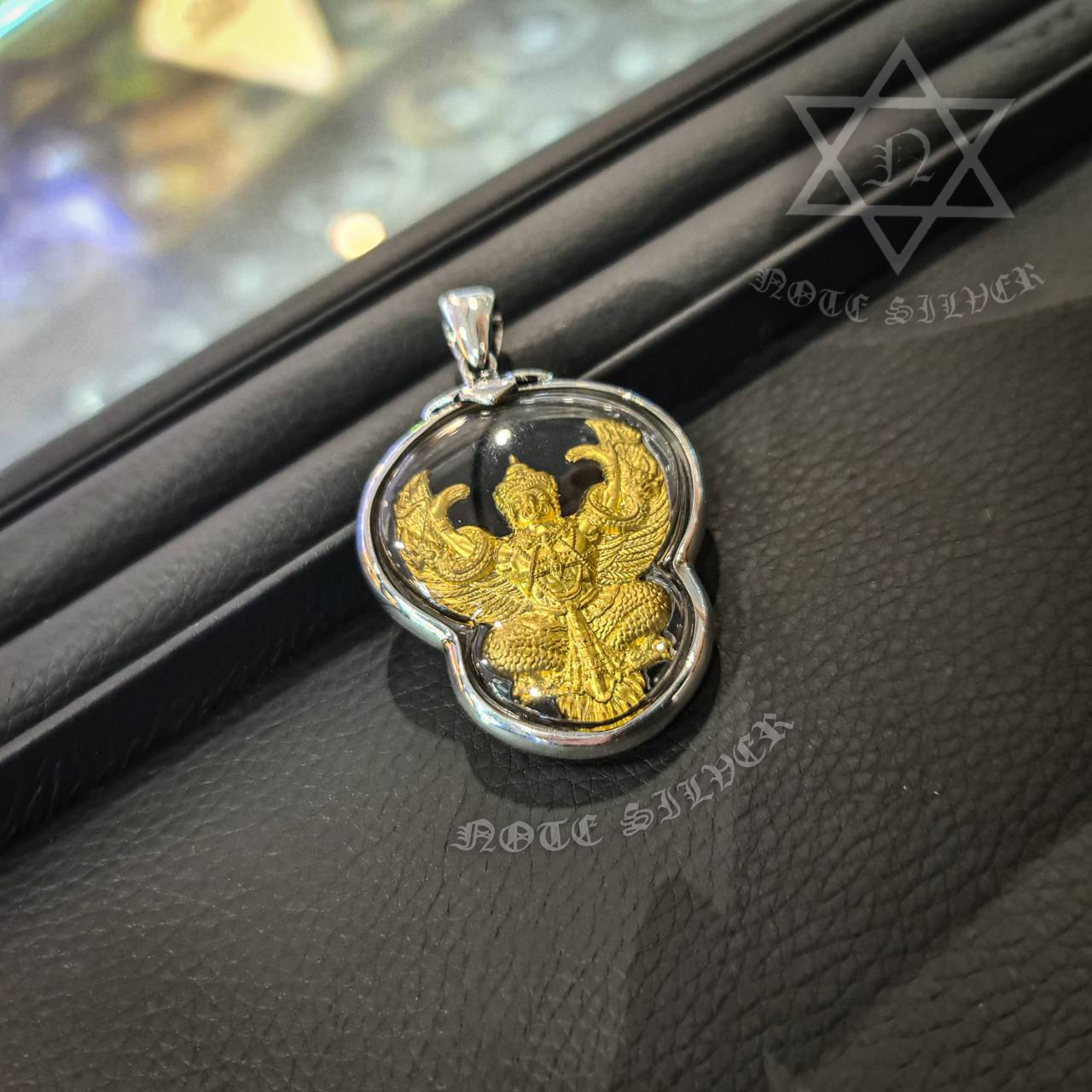 สั่งทำเลี่ยมกรอบครุต ผ่าหวาย ตามทรง พลาสติกแบบกันน้ำ เติมบัวและใส่หูกะต่ายแบบเรียบๆNSSV3231