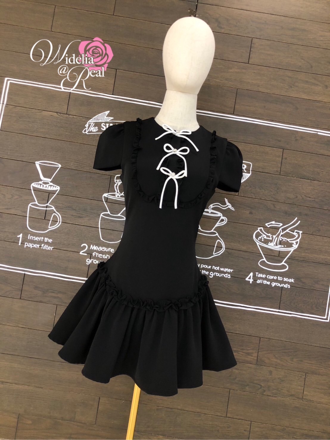 Korea Dress เดรสแขนสั้น อกเย็บโบว์ดำและแต่งด้วยเพชร