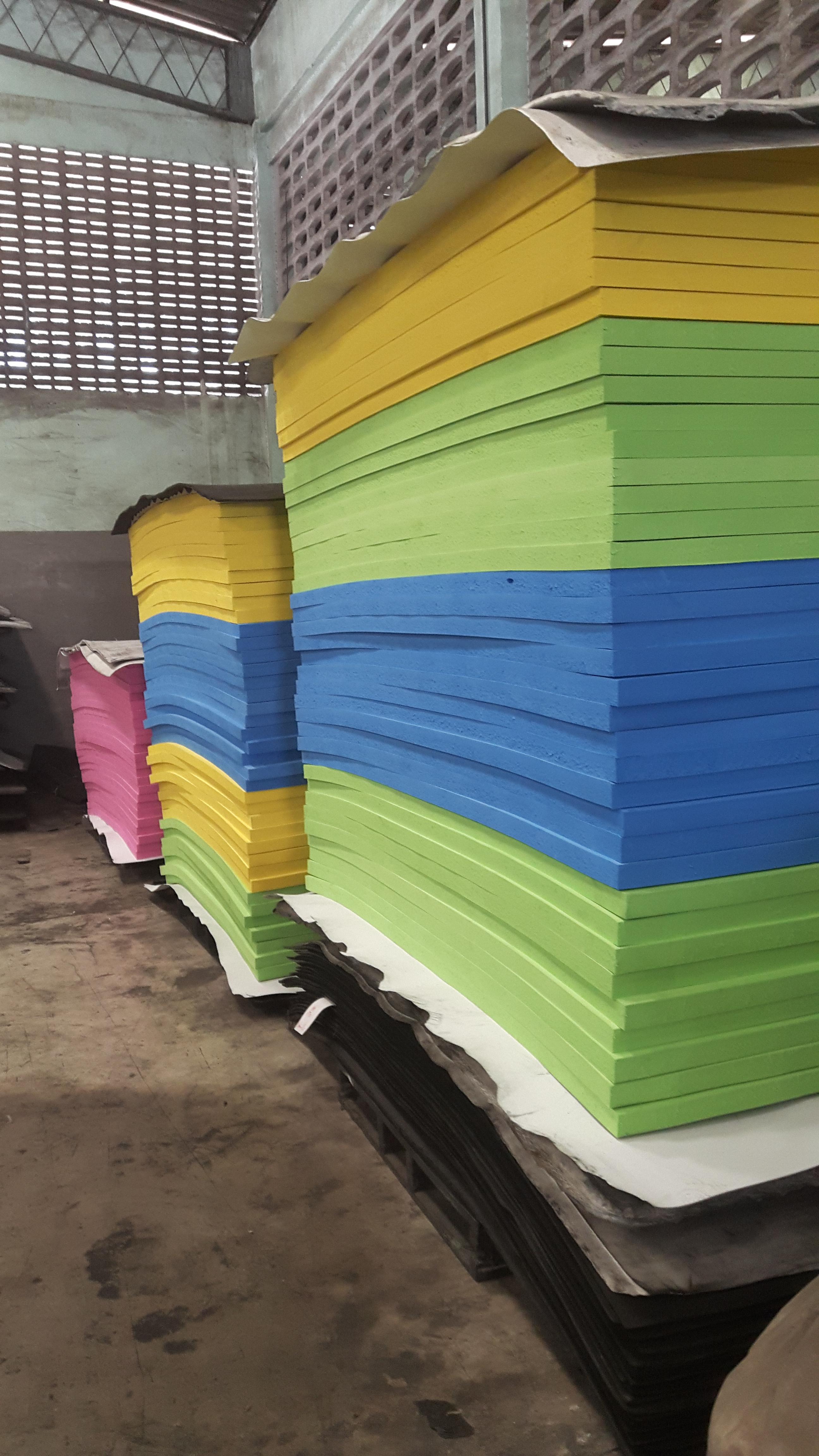 แผ่นยางeva สีสดต่างๆหนา 50 mm. กว้าง130 cm.ยาว 240 cm.