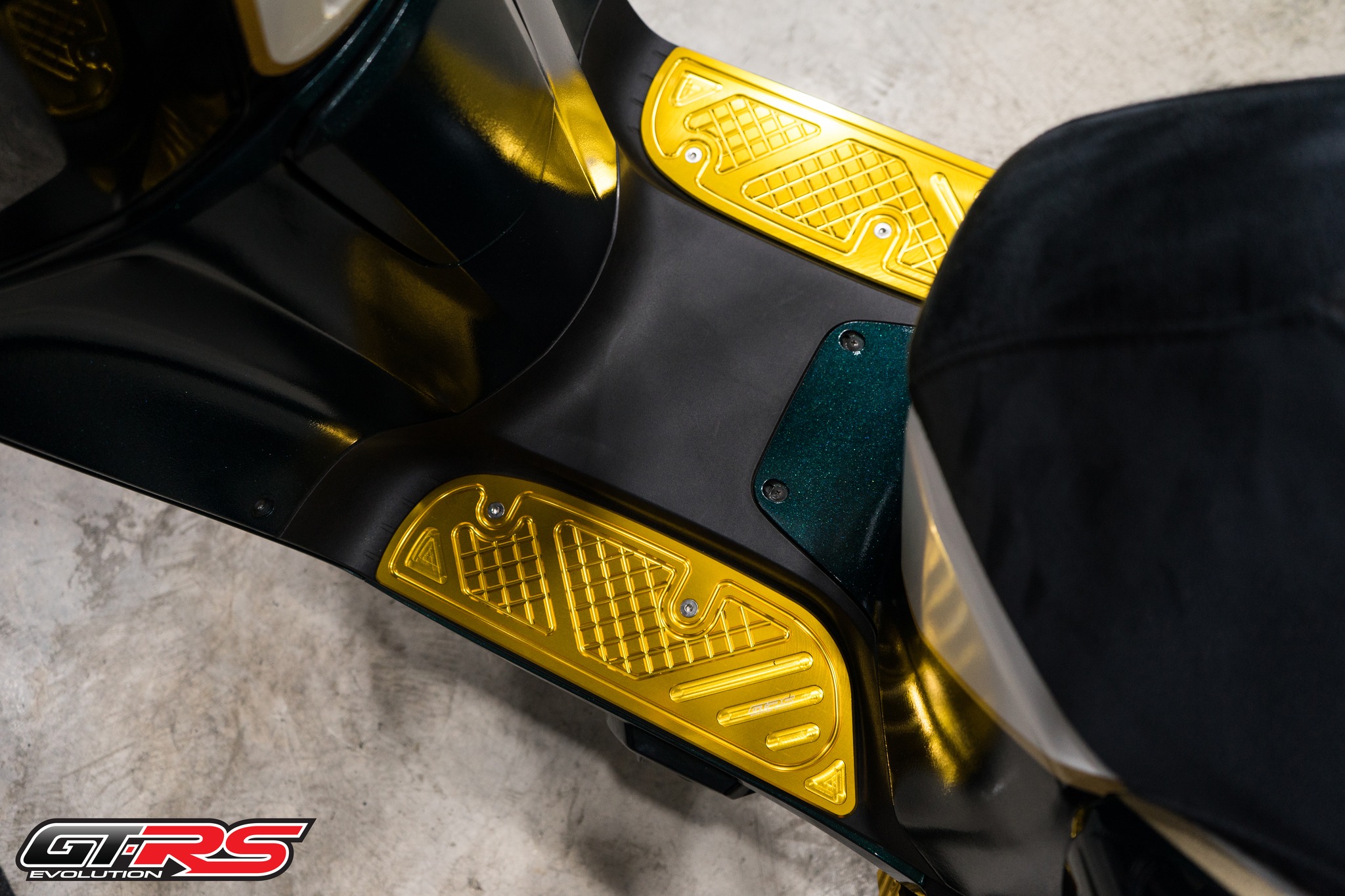 แผ่นพื้นพักเท้าหน้า(มีเนียม) CNC GTRS GIORNO125