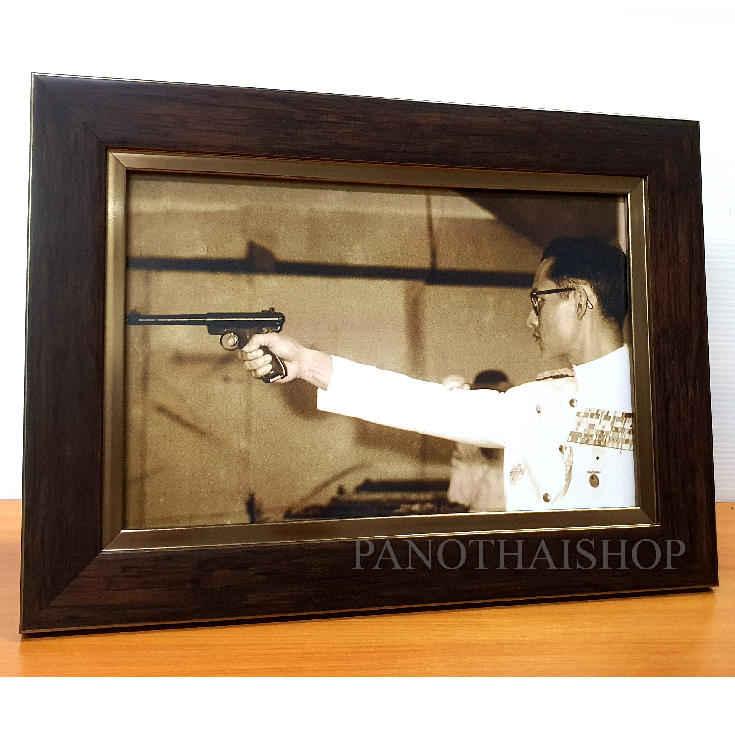 รูปในหลวงรัชกาลที่ 9 ทรงพระแสงปืนสั้น สุดคลาสสิค ใส่กระจกตัดแสงแบบดีที่สุด