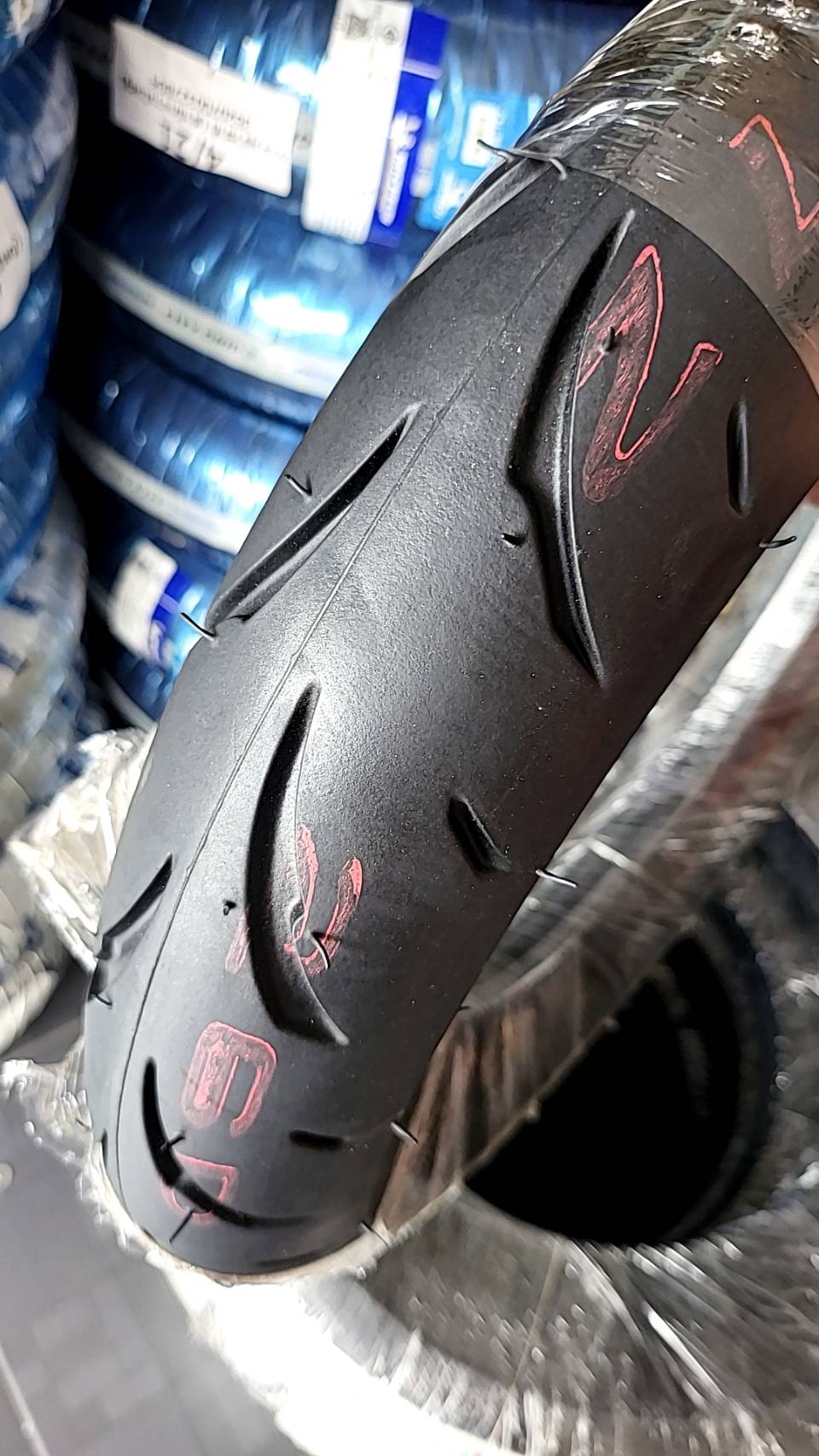 ยางBattlax ใส่ Honda Lead 125 เบอร์ยางหน้า 110/70-12 (ไทย) เบอร์ยางหลัง 3.50-10 (ญี่ปุ่น) ราคาคู่ละ 3 280 บาท