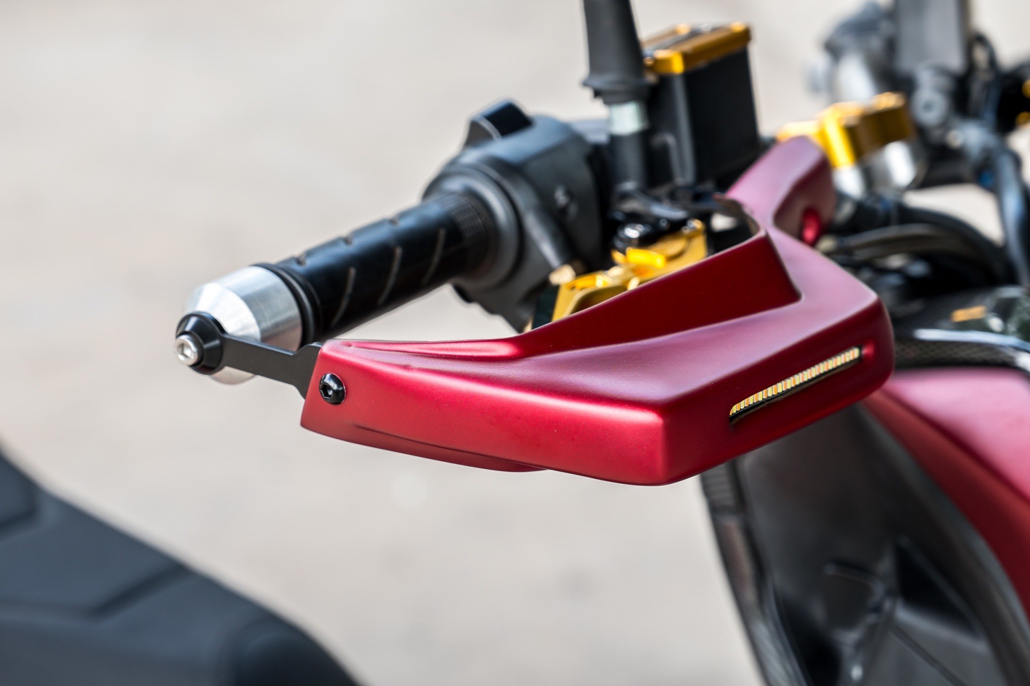 ชุดการ์ดแฮนด์มีไฟ(เดย์ไลท์+ไฟเลี้ยว) MOTOZAAA ADV150 รุ่นอืนๆก็ใส่ได้ ราคา2500฿ สีมีดำด้าน แดง เทา สีอืนสั้งได้