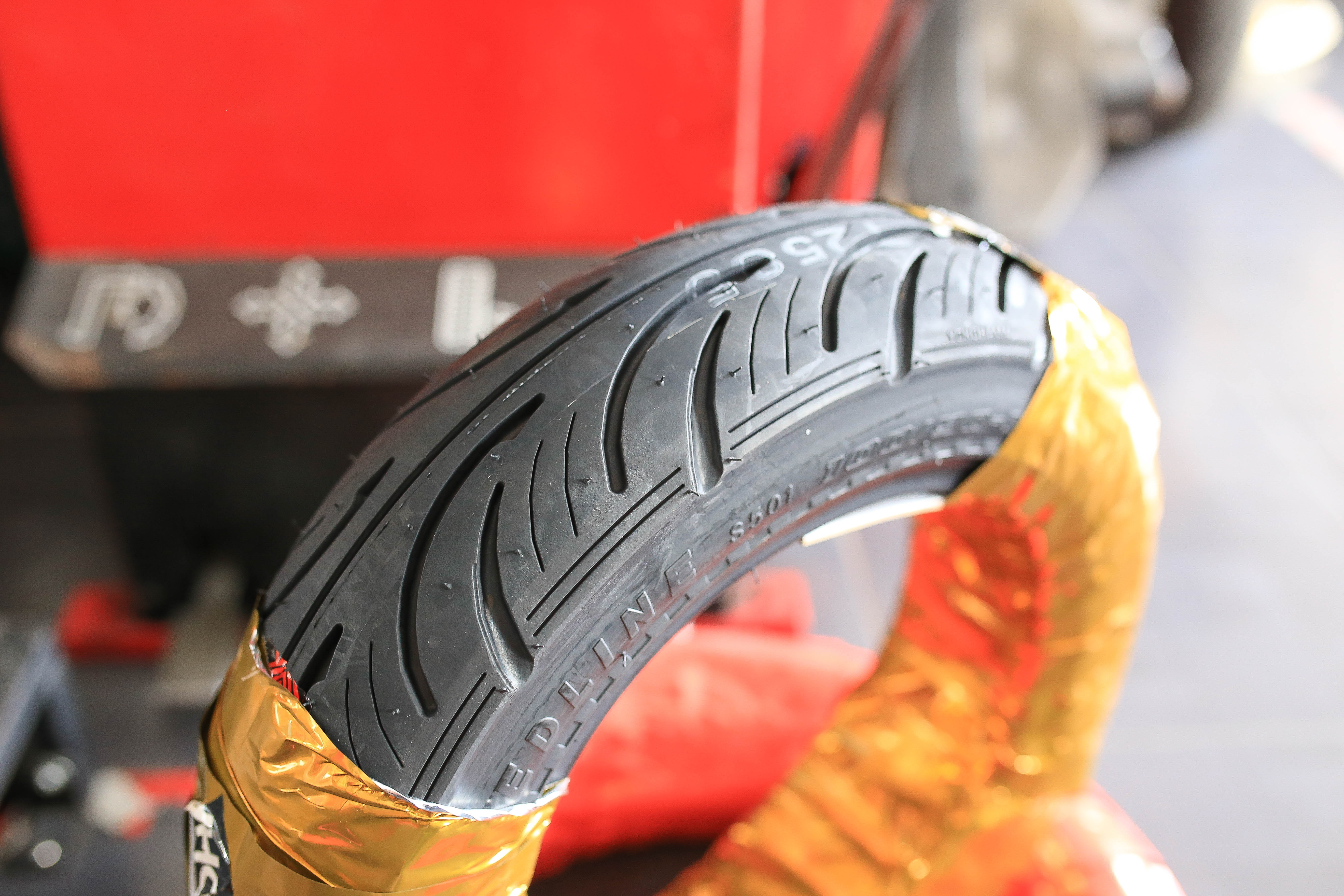 ยางYokohama ขอบ10-12 มาตราฐานญี่ปุ่น หน้า 120/70-12 หลัง100/90-10 HONDA LEAD 125 ใช้สำหรับรถจักรยานต์ยนต์