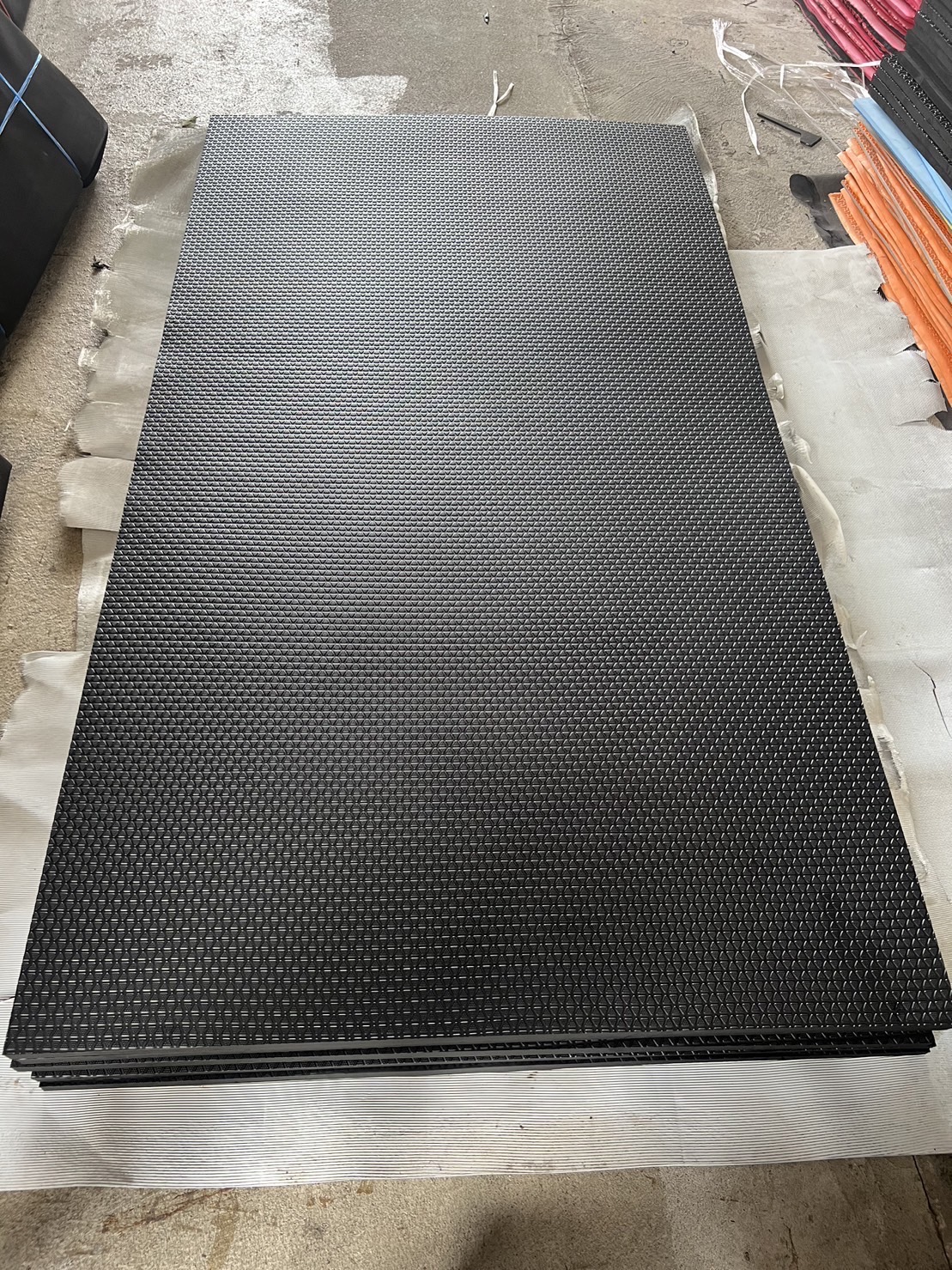 แผ่นยางสีดำ หนา 20mm. ขนาด 130x240cm.