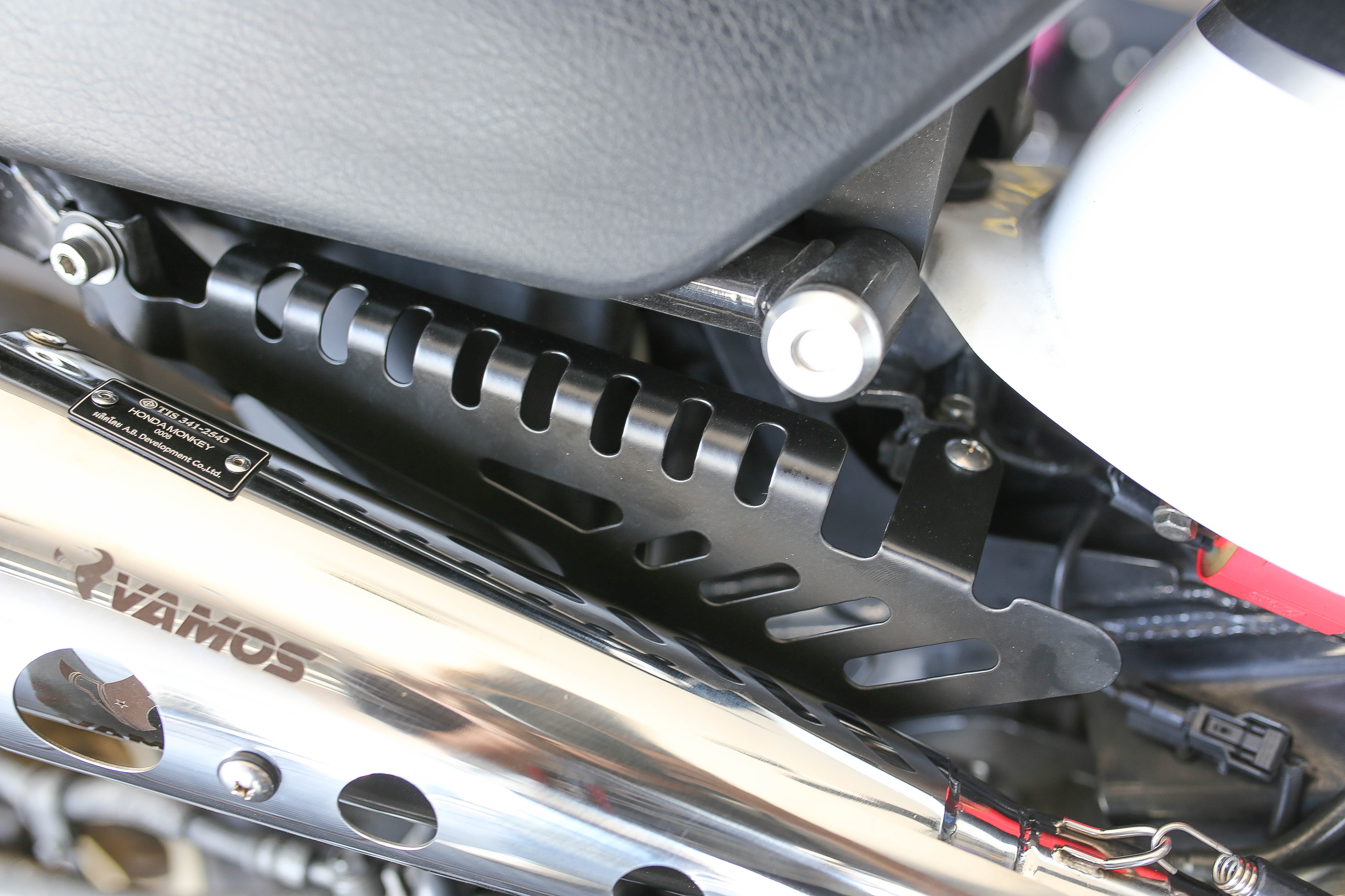 ท่อ MONKEY125 Vamos ตรงรุ่น เสียง นุ่ม ไพเราะ วัสดุน้ำหนักเบา ให้อัตตราเร่งที่ดี มาพร้อมอุปกรณ์ติดตั้งครบ ท่อมี มอก. ใช้งานได้สบายใจ