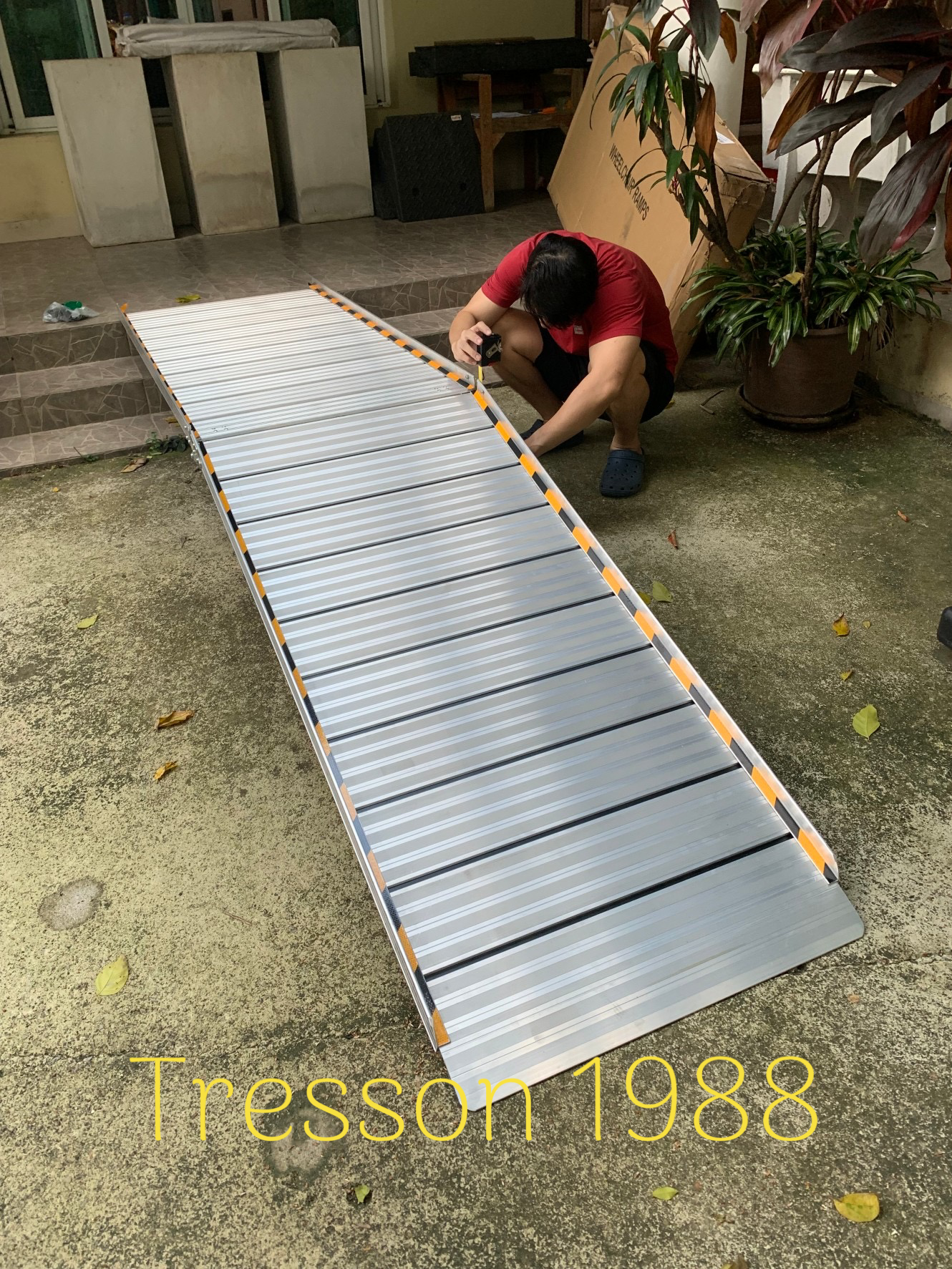 ทางลาดรถเข็นอลูมิเนียมยาวพิเศษ326ซม. (326x75x5.5cm) พับครึ่งด้านยาว หนัก 30kg รับนน.สูงสุด300kg. **มีของพร้อมส่ง- - Aluminium Ramp 326x75x5.5cm 30kg