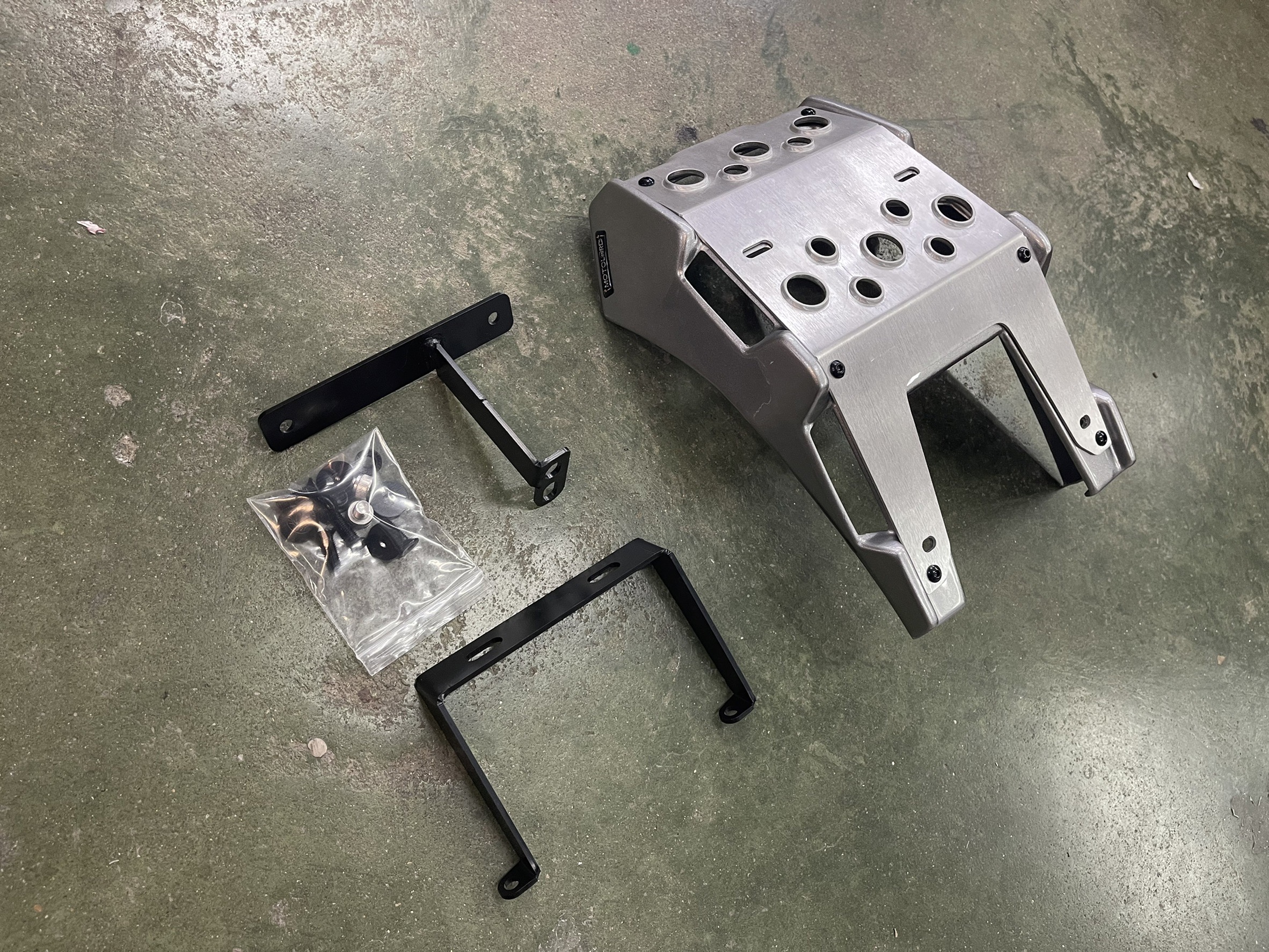 อกล่าง-กันแคร้ง Dax125 MotolordD Dax125 3600฿ สีเทา แดง ดำ บรอนด์