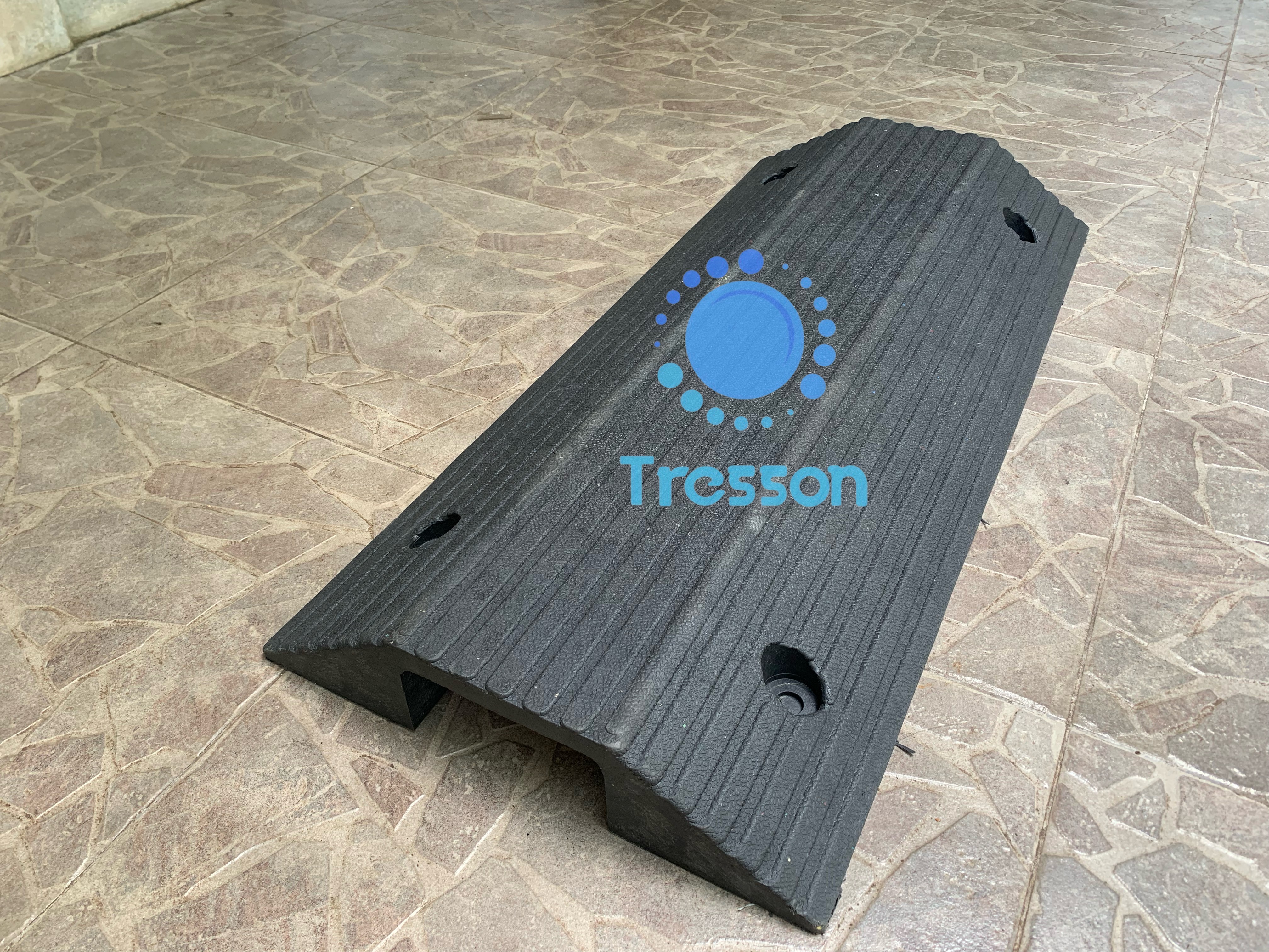 ทางลาดยางครอบท่อ ครอบสายไฟ ข้ามธรณีประตู สูง 8 ซม. กว้าง 40 ซม. ยาว 80 ซม(ด้าน) ขนาดช่อง 12x6 cm-นน.7 kg รับนน.สูงสุด700kg. Rubber Wire Cover Ramp 8x40x80 cm 13 kg