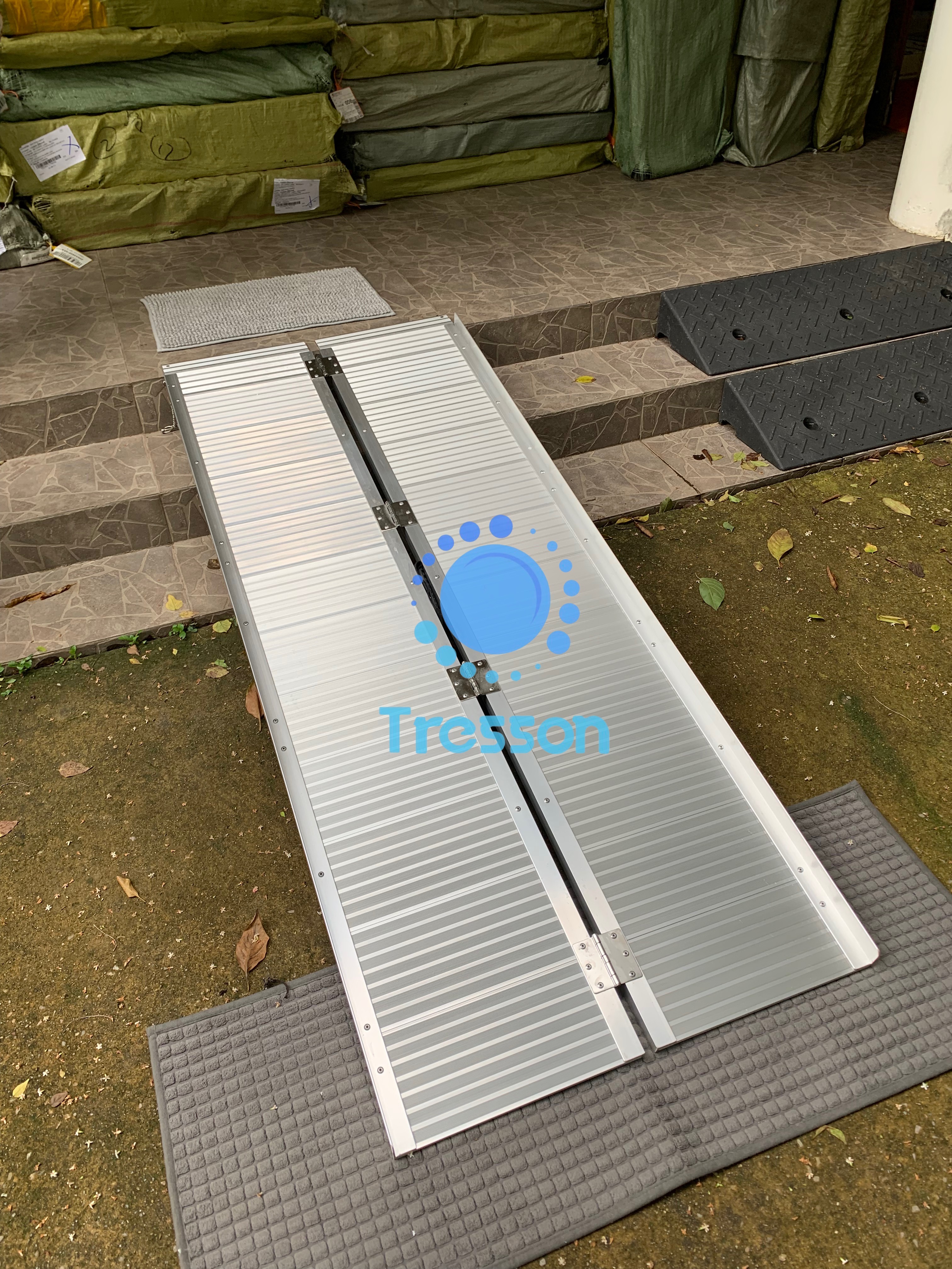 ทางลาดรถเข็นอลูมิเนียม รุ่นประหยัด ยาว 6ฟุต กว้าง73ซม.นน.15.6kg พกพา พับได้ ใช้ได้กับความสูงถึง50ซม.รับนน.275 kg