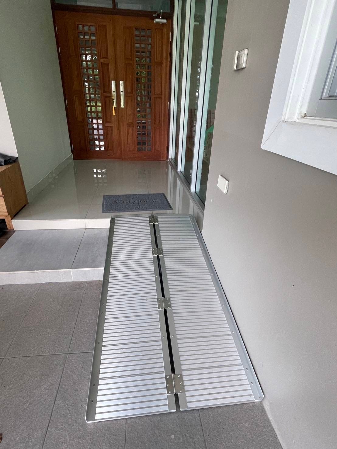 ทางลาดรถเข็นอลูมิเนียม รุ่นประหยัด ยาว5ฟุต กว้าง73ซม.นน. 13.5kg พกพา พับได้ ใช้ได้กับความสูงถึง40ซม.รับนน.275 kg