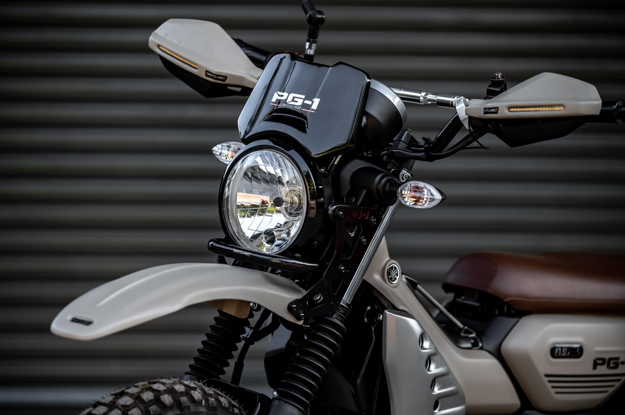 PG-1 1.) ครอบไฟหน้า Headlight cover. 1,590฿ 2.) ครอบไฟเบรค Rear brake light cover. 1,290฿ 3.) ชิวหน้า V1 Headbrand Windshield V1 1,590฿ 4.) กาบ อกบังหัวฉีด Side fairing cover. 1990฿ 5.) กันลาย V1 Mid frame protector. 1990฿ 6.) ชุดบังโคลนหน้าScrambler Full