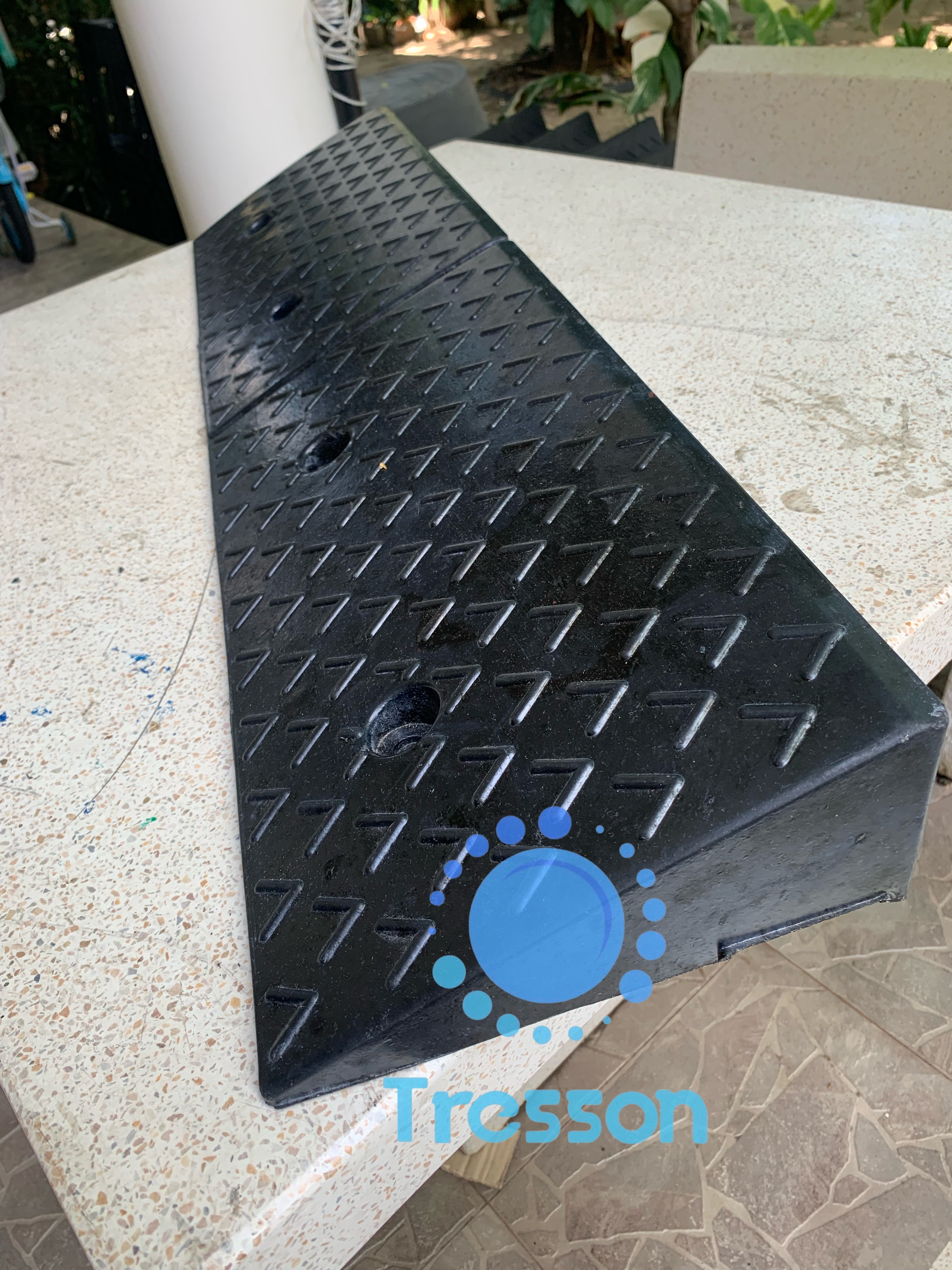 ทางลาดยางปีนฟุตบาท(ยางแท้) สูง9.5cm กว้าง96cm ลึก24cm หนัก 8.20kg