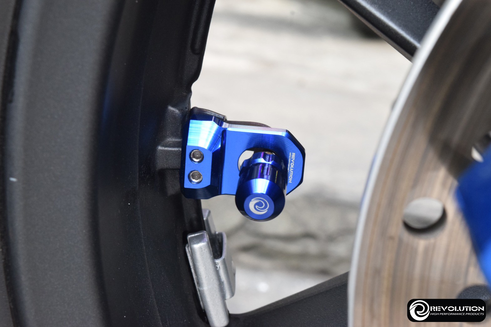 ตัวประคองจุ๊บลมหลัง+ฝาปิดจุ๊บลม REVOLUTION FORZA NEW 300-350