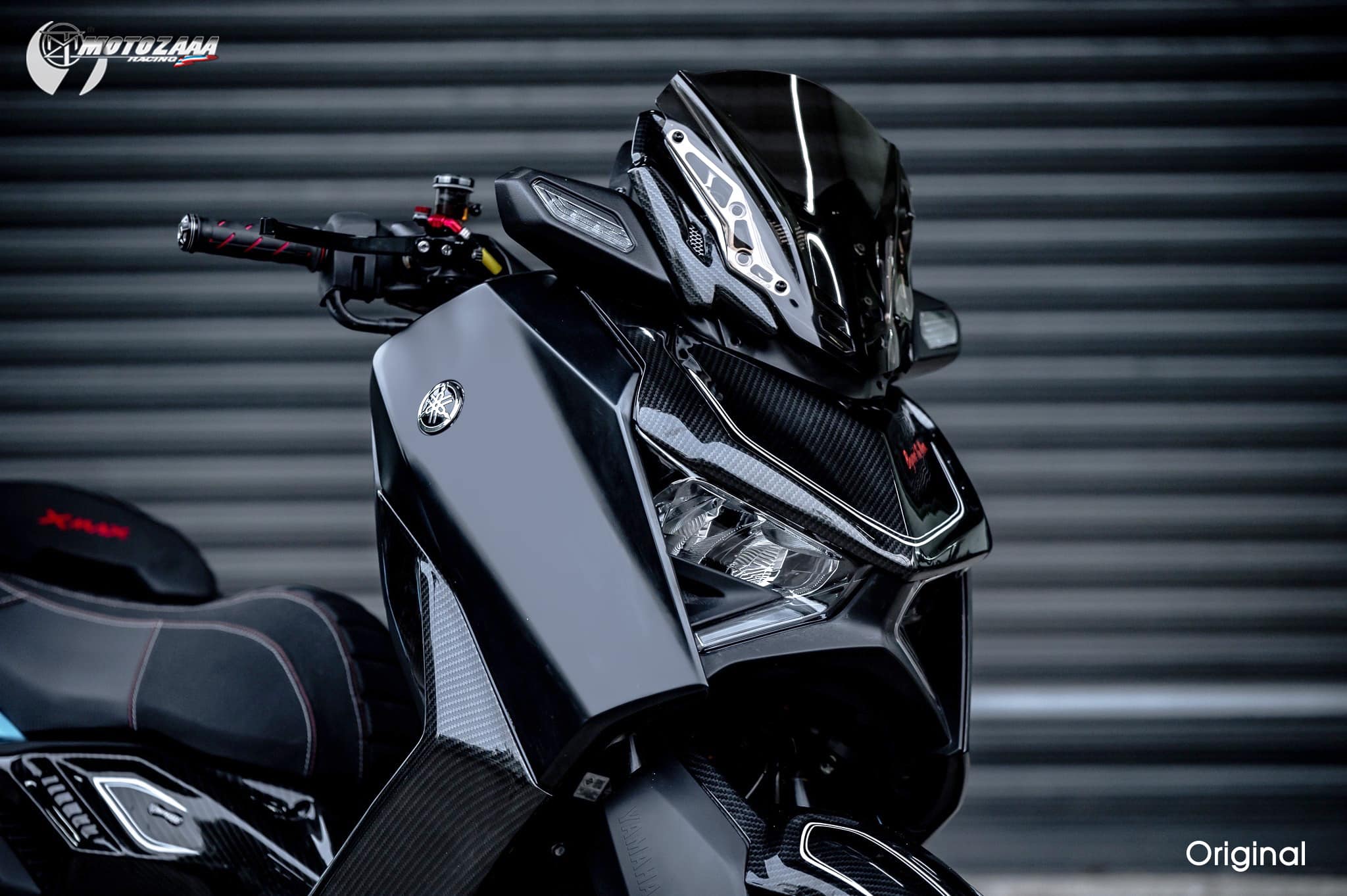 Xmax300 Body kit MotozAAA Body kit 1). ครอบหน้ากากหน้า Front fairing cover 1500฿ 2). ครอบกาบอกซ้าย-ขวา Big side fairing cover 2790฿ 3). ครอบบังโคลนหน้า Front fender cover แบบ3ชิ้น (ชุดเต็ม ) 2100 แบบ2ชิ้น (ข้าง R/L ) 1490฿ ( ลายเคฟล่า +250฿ ) 4). ครอบปีกข