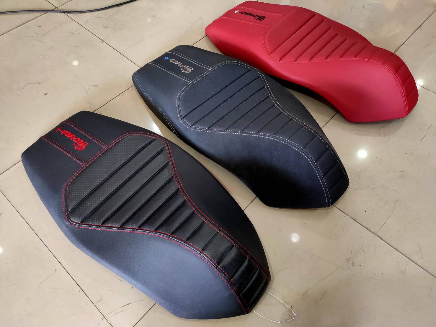 เบาะ Honda Giorno+ โครงเทียม หน่อยวัดด่าน มี 3 สีให้เลือก ดำด้ายแดง ดำด้ายดำ เบาะแดง