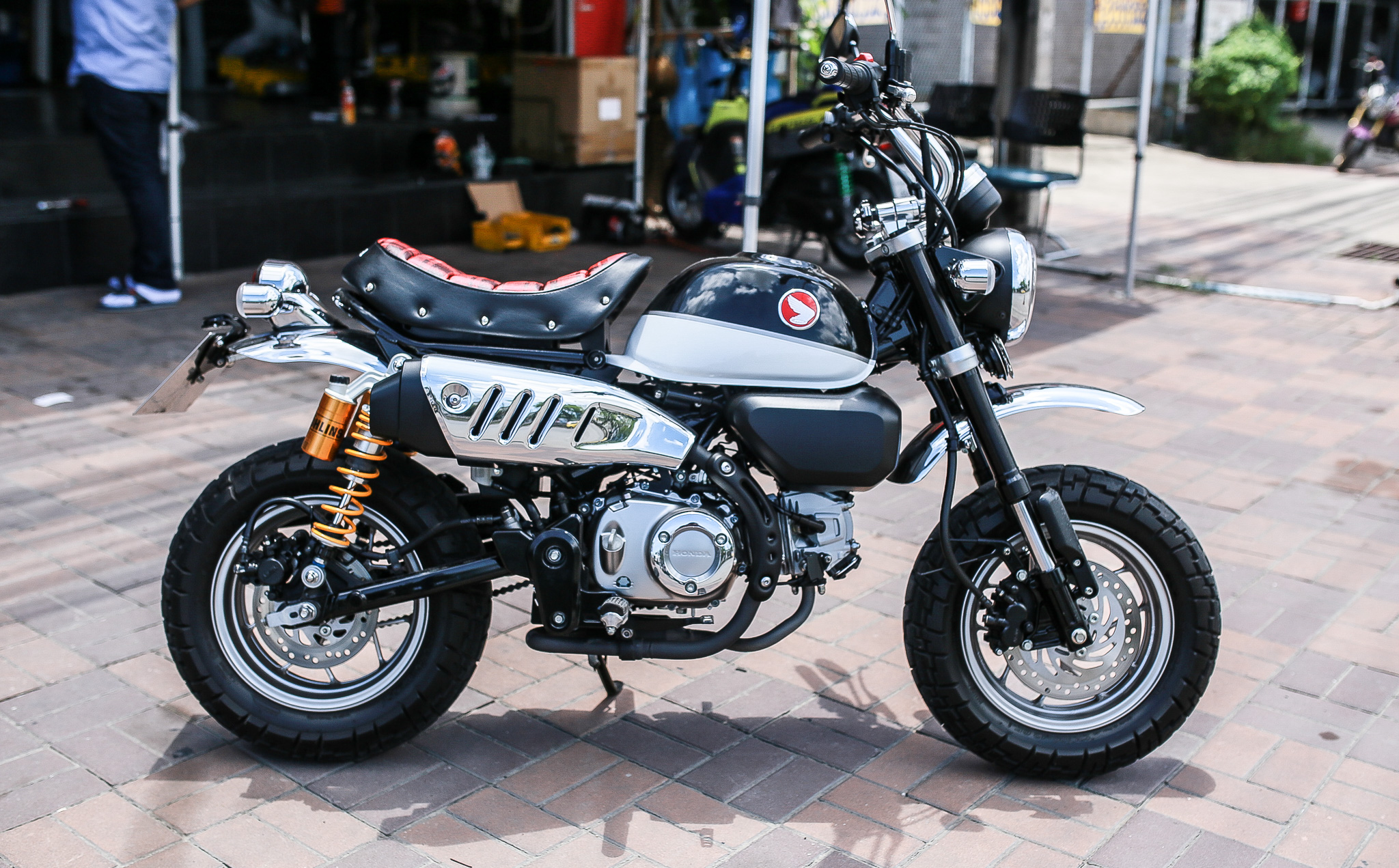 เบาะแต่ง หน่อยวัดด่าน ทรงเตี้ย Honda Mankey 125 ลายสก็อตแดง ราคา2800