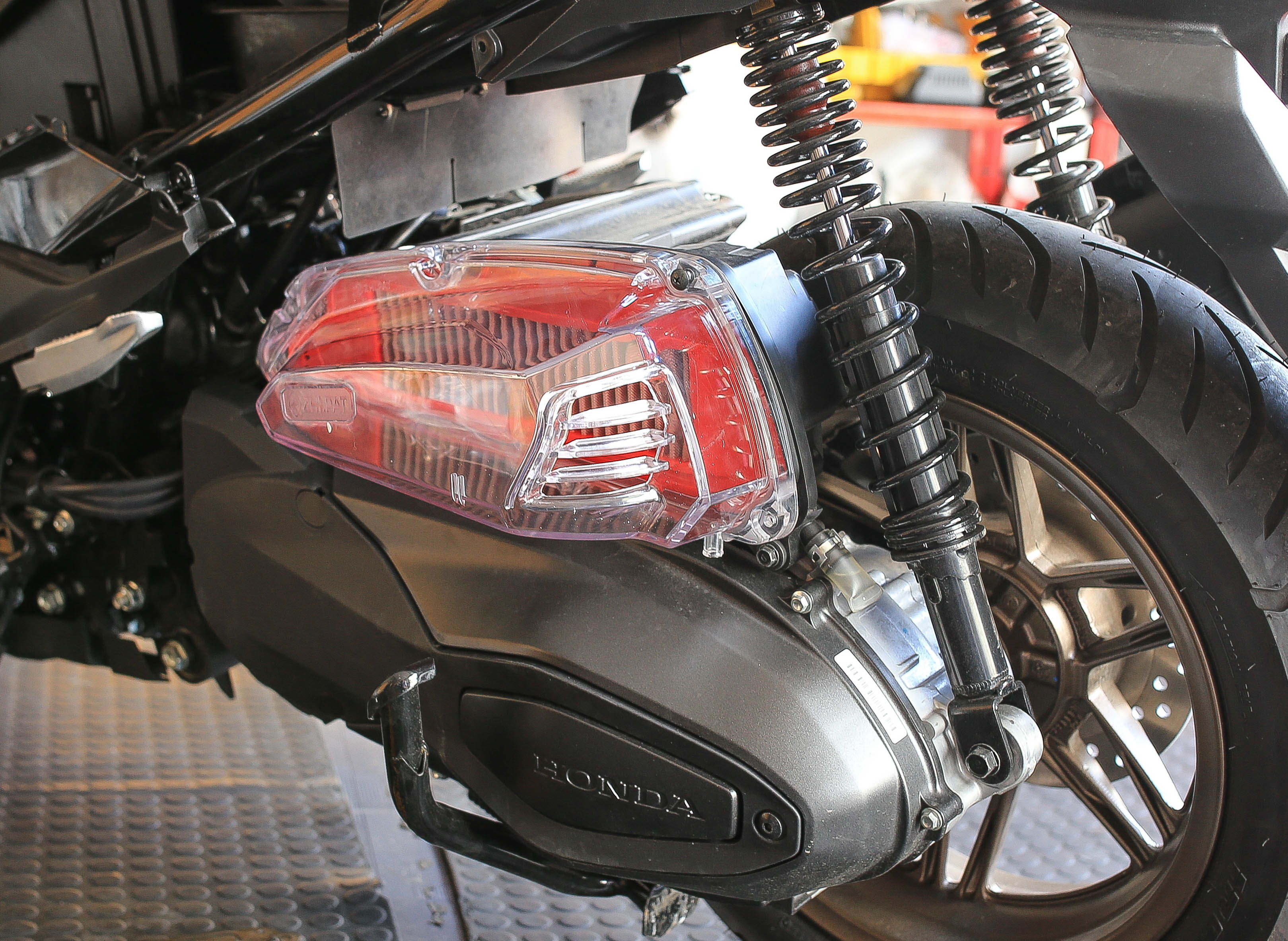 ฝาครอบหม้อกรองอากาศ FORZA350 มีสี.ใส.กับ สี.ฟิมล์ PARABREZZA แท้เวียดนาม