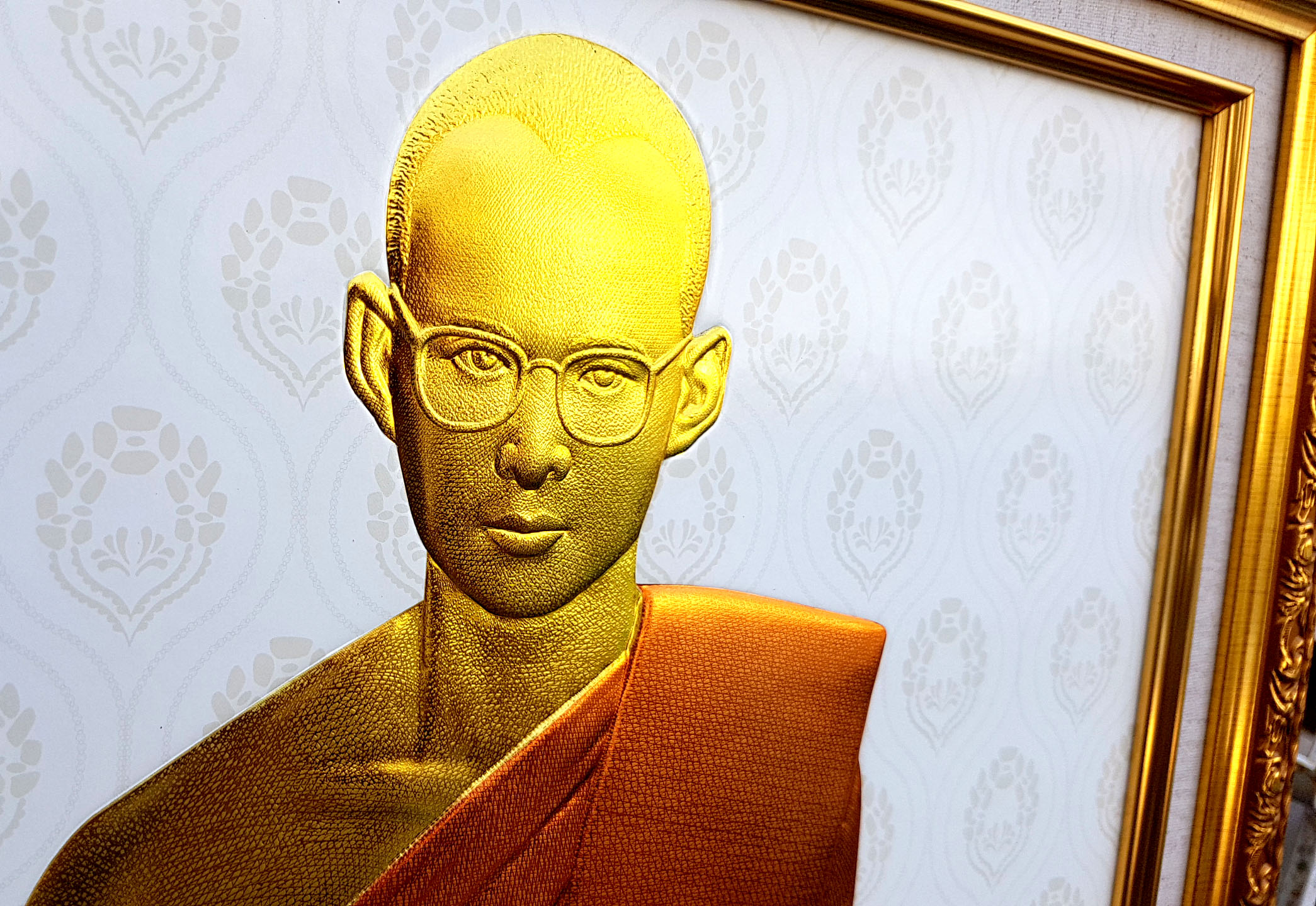 กรอบรูปในหลวงพิมพ์นูน 3 มิติเคลือบทอง ลายทรงพระผนวช ขนาดกลาง