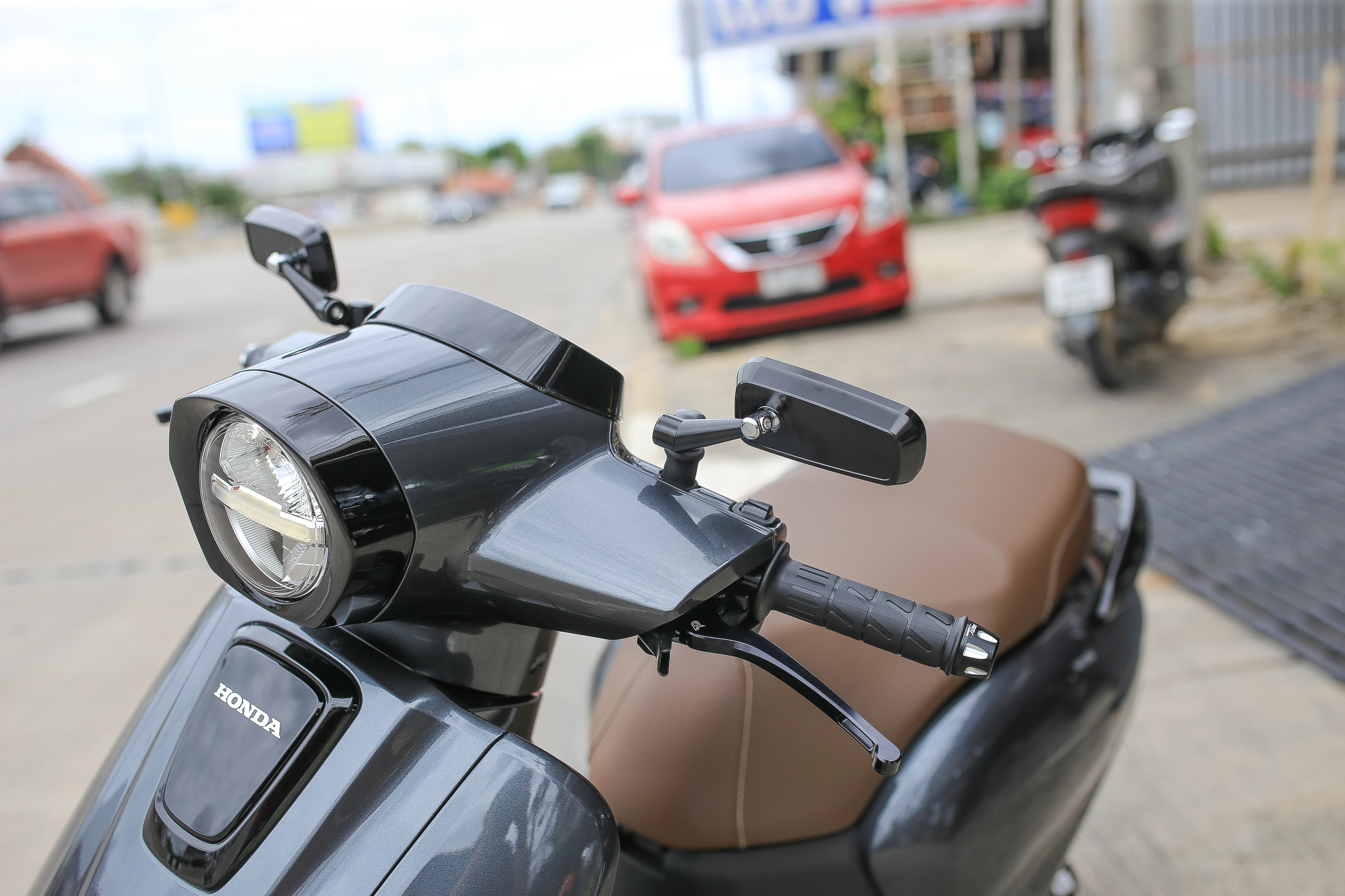 กระจกเหลียมขาสั้น เลนส์ตัดแสง มีสีดำ-สีเงิน ราคา750