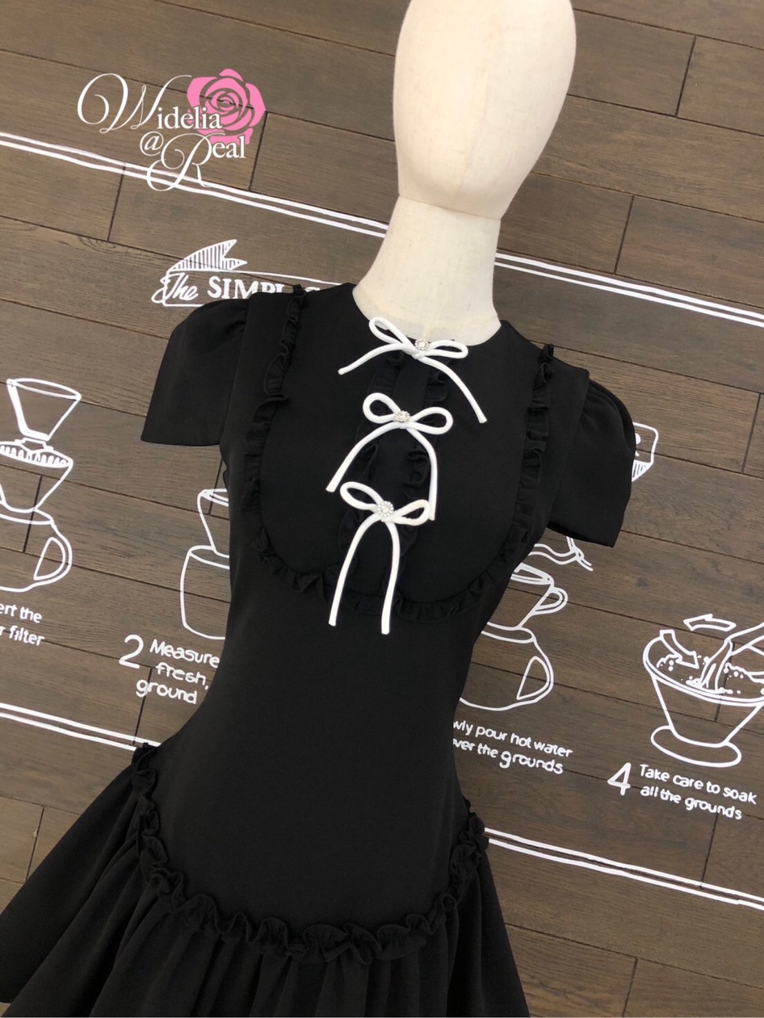 Korea Dress เดรสแขนสั้น อกเย็บโบว์ดำและแต่งด้วยเพชร