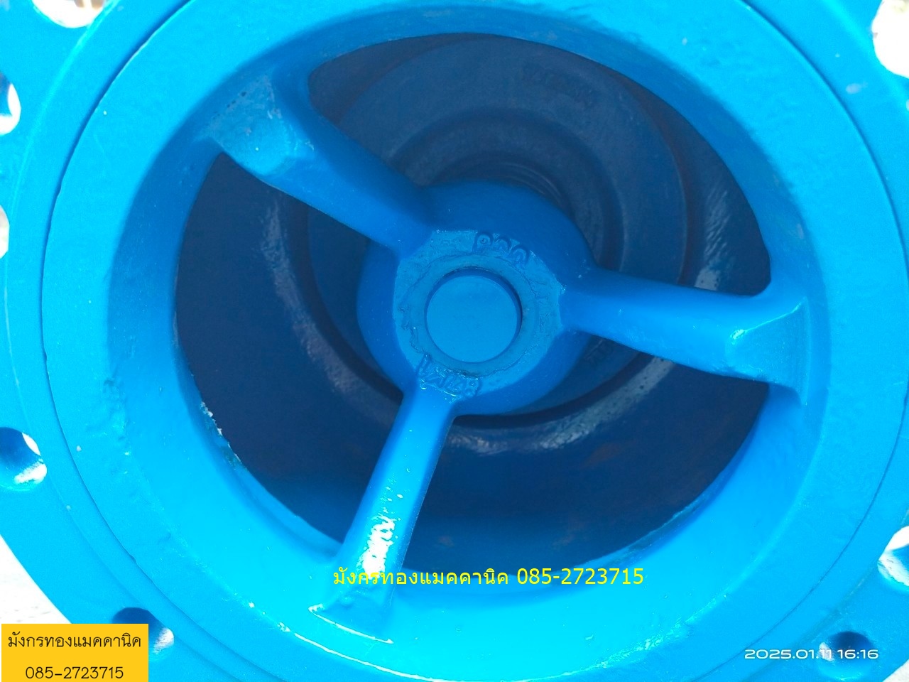 เช็ควาล์วหน้าแปลนแบบแนวตั้ง ขนาด 8 นิ้ว เป็นวาล์วชนิดปิดกั้นให้น้ำไหลไปในทิศทางเดียว ติดตั้งได้เฉพาะแนวตั้งเท่านั้น (ทางน้ำออก) การทำงานของวาล์วประเภทนี้ จะเป็นไปโดยอัตโนมัติ โดยที่น้ำจะไหลผ่านวาล์ว และลิ้นของวาล์วจะปิดกั้นทันทีที่น้ำหยุดเพื่อป้องกันความเ