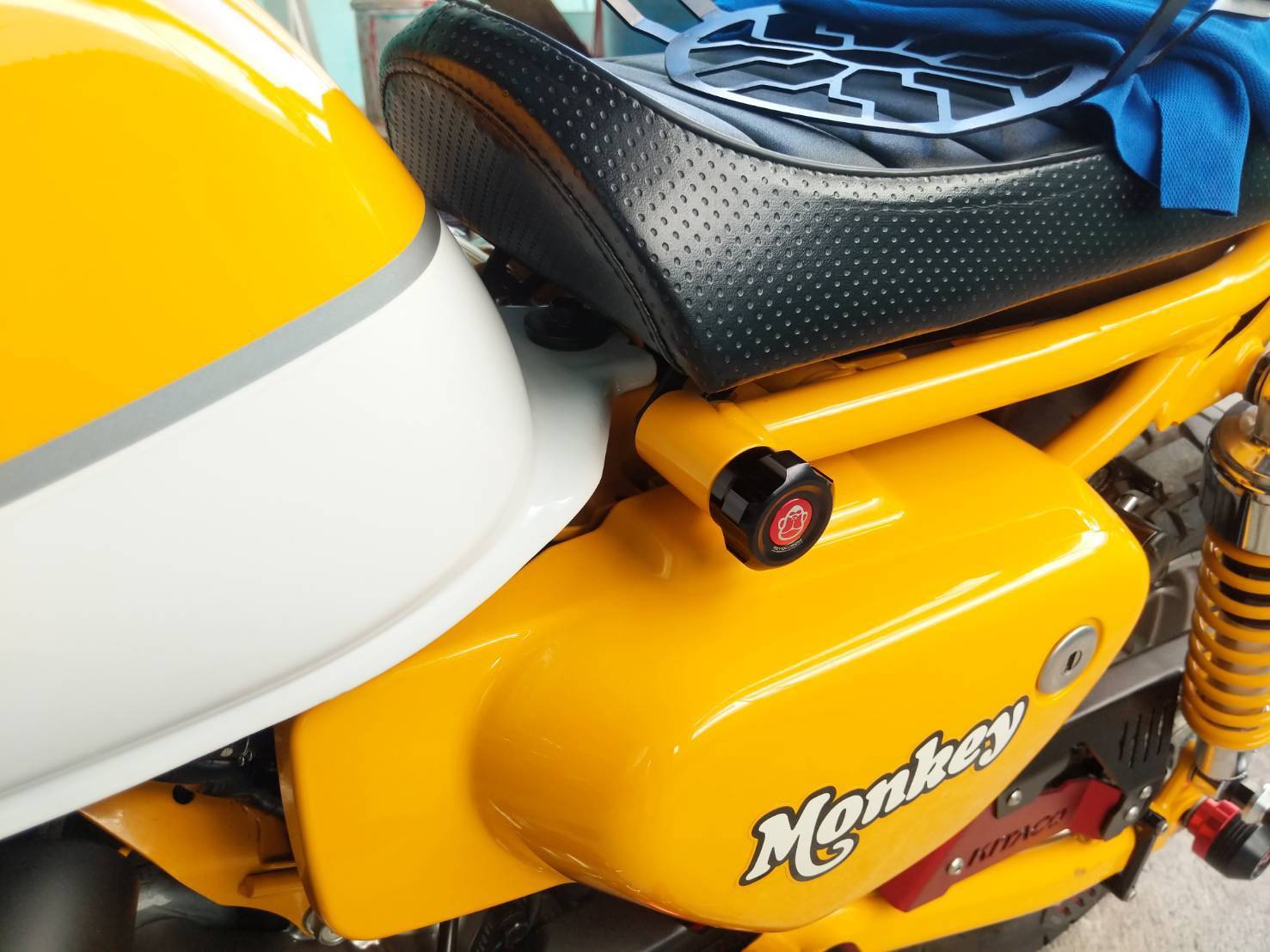 น็อตล็อคเบาะอุดเฟรม 2 ชิ้น HONDA MONKEY REVOLUTION