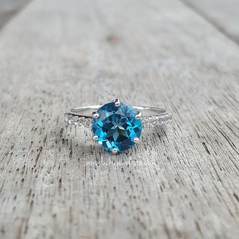 แหวนพลอย London blue topaz ทรงกลมขนาด 2 กะรัต บนเรือนทองคำขาว สั่งทำใหม่ได้ค่ะ 1
