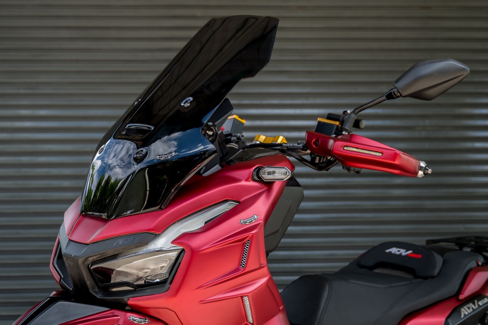 ชุดการ์ดแฮนด์มีไฟ(เดย์ไลท์+ไฟเลี้ยว) MOTOZAAA ADV150 รุ่นอืนๆก็ใส่ได้ ราคา2500฿ สีมีดำด้าน แดง เทา สีอืนสั้งได้