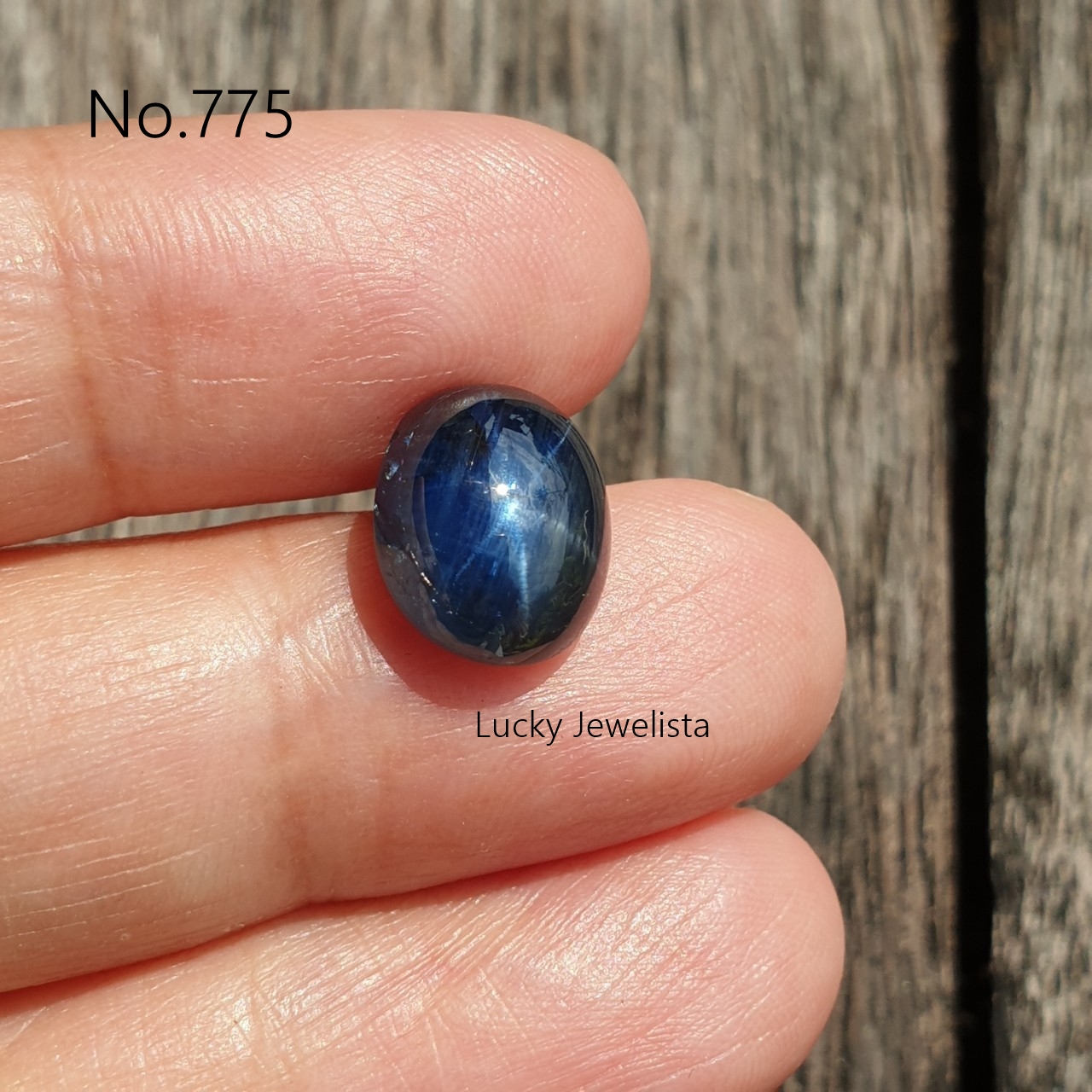 พลอยไพลินสตาร์ แซฟไฟร์ บางกะจะ Blue Star Sapphire ดิบไม่เผา สีน้ำเงิน 7.63 กะรัต ทรงไข่หลังเบี้ย