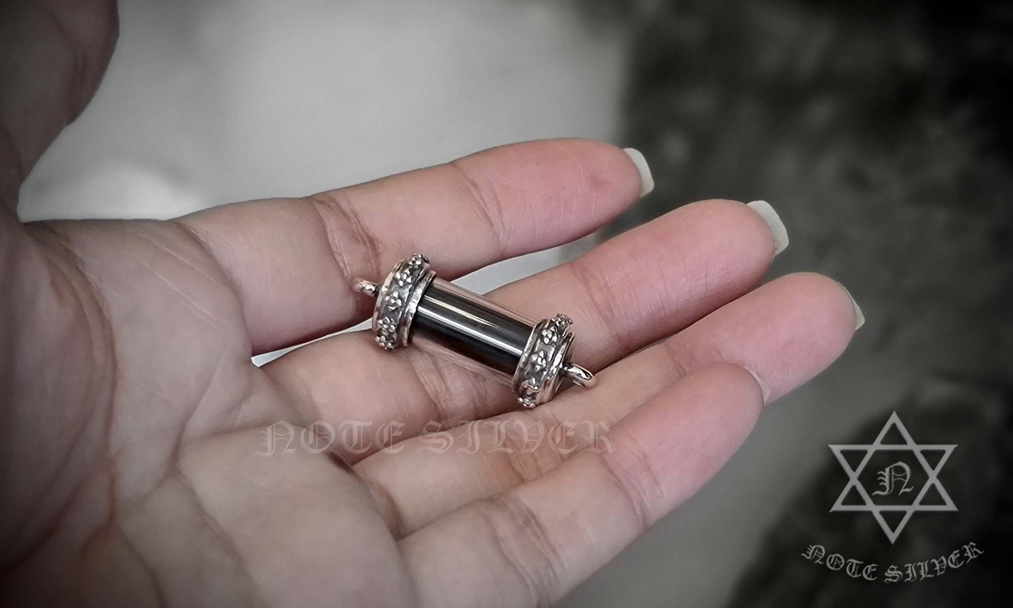ปลอกตะกรุดเงินแท้ ลายดอกบัว พร้อมเลี่ยมพลาสติกกันน้ำ ขนาด 8MM NSSV2967