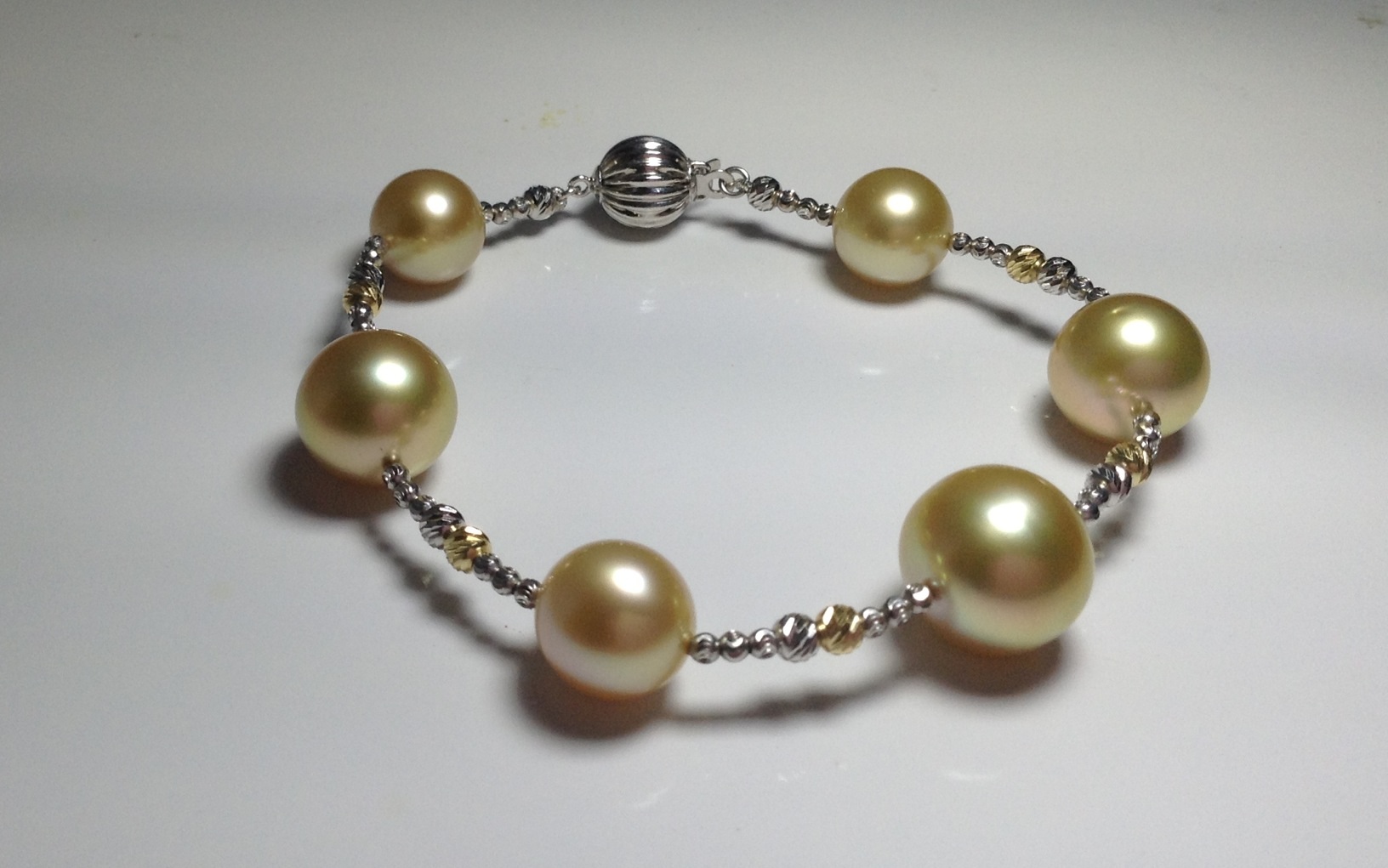 สร้อยข้อมือไข่มุก south sea 9-10 มิล และ 11-12 มิล สีทอง ร้อยสลับกับเม็ดทองขาว 18k