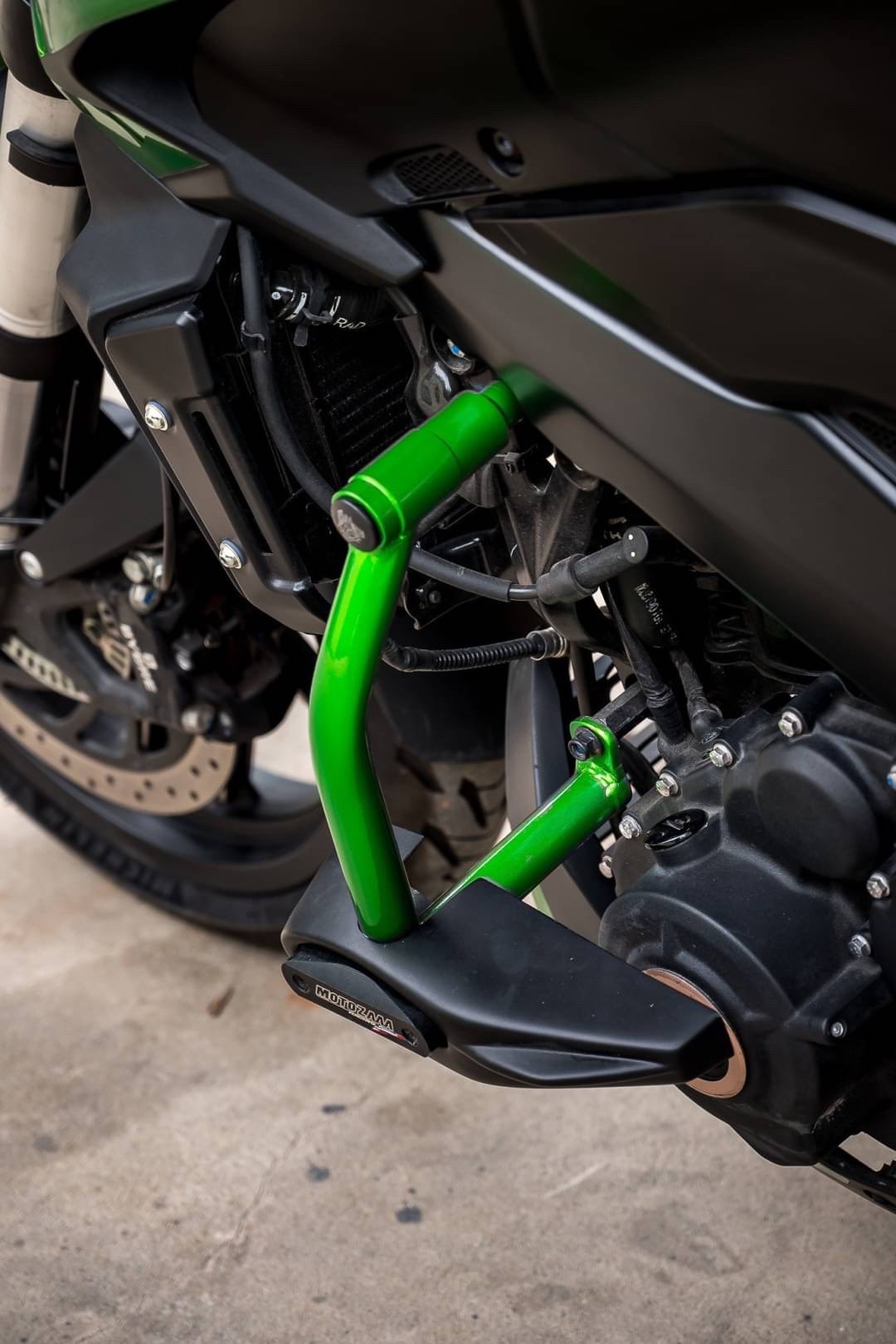 Bajaj Dominar400 1.ชิวหน้า 1700฿ 2.การ์ดครอบถังน้ำมัน ลายเคฟล่า 1700฿ 3.แคชบาร์ 2700฿ 4.แร็คท้าย 3100฿ 5.แร็คท้าย+แร็คกระเป๋า 4950฿