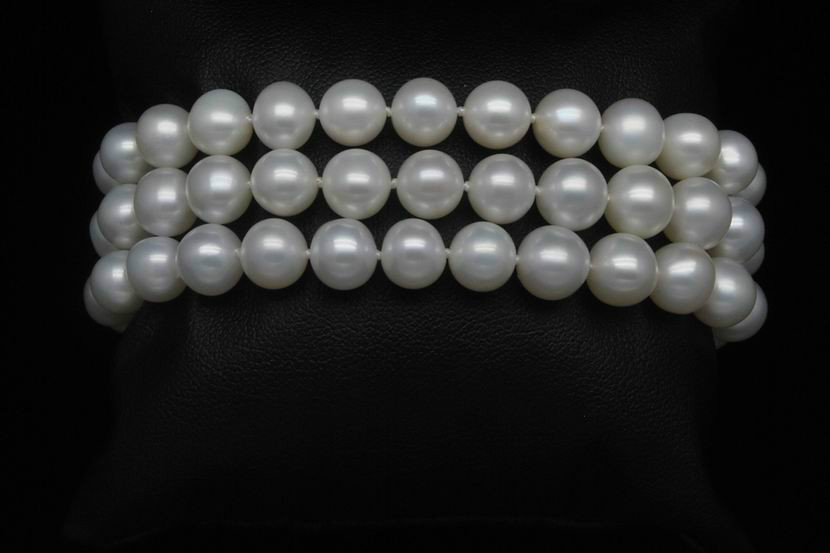 สร้อยข้อมือไข่มุกแท้ แบบ 3 ชั้น 5-6 มิล AAA