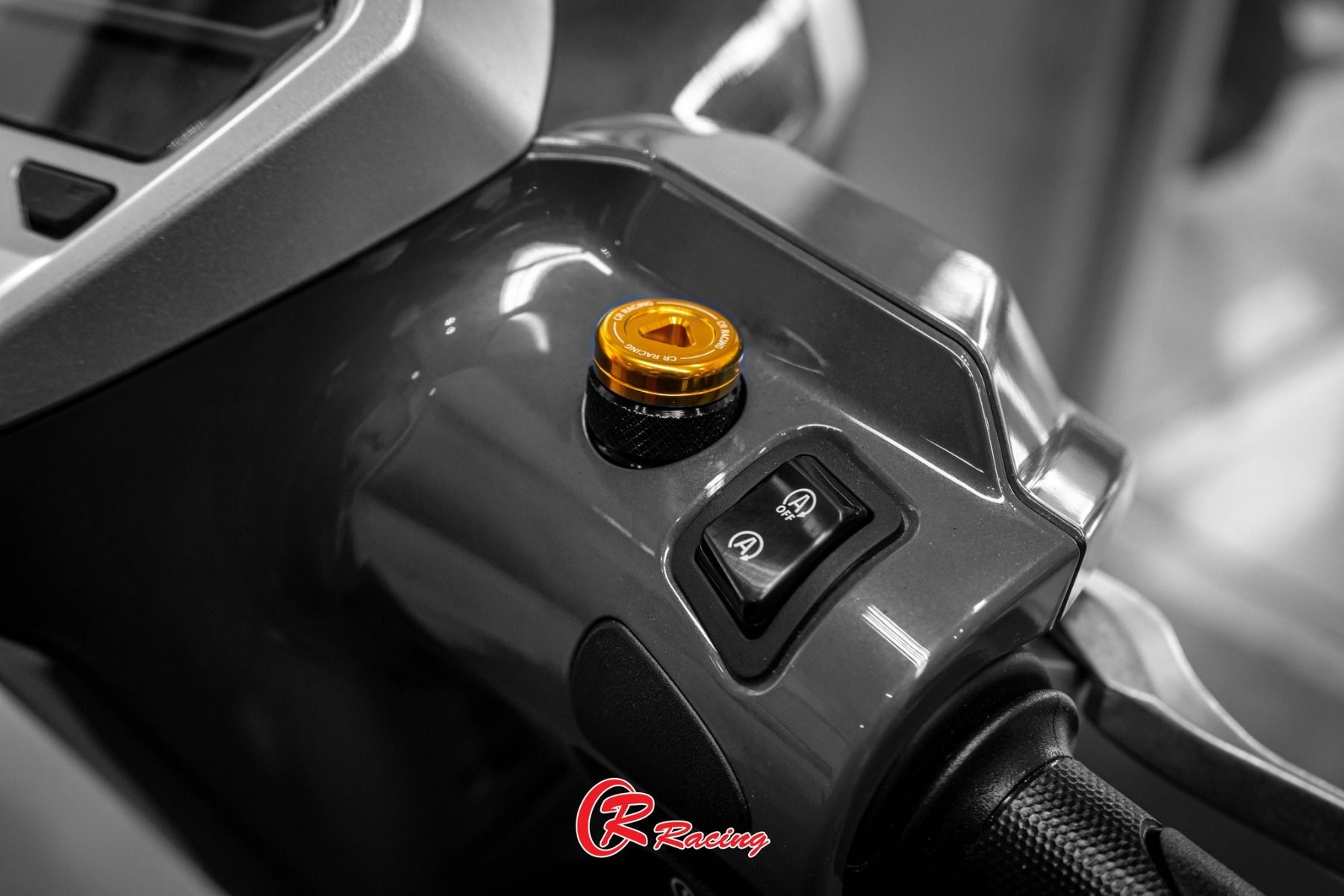 น๊อตอุดรูกระจก CNC HONDA GIORNO+ 125 CR RACING ราคา380 วัสดุ : CNC อลูมิเนียม Dual ANODIZED ในกรณีใส่กับ CBS ข้างซ้ายจะปิดไม่เสมอเบ้า เนื่องจากขนาดช่องรูกระจกไม่เท่ากับตัว ABS