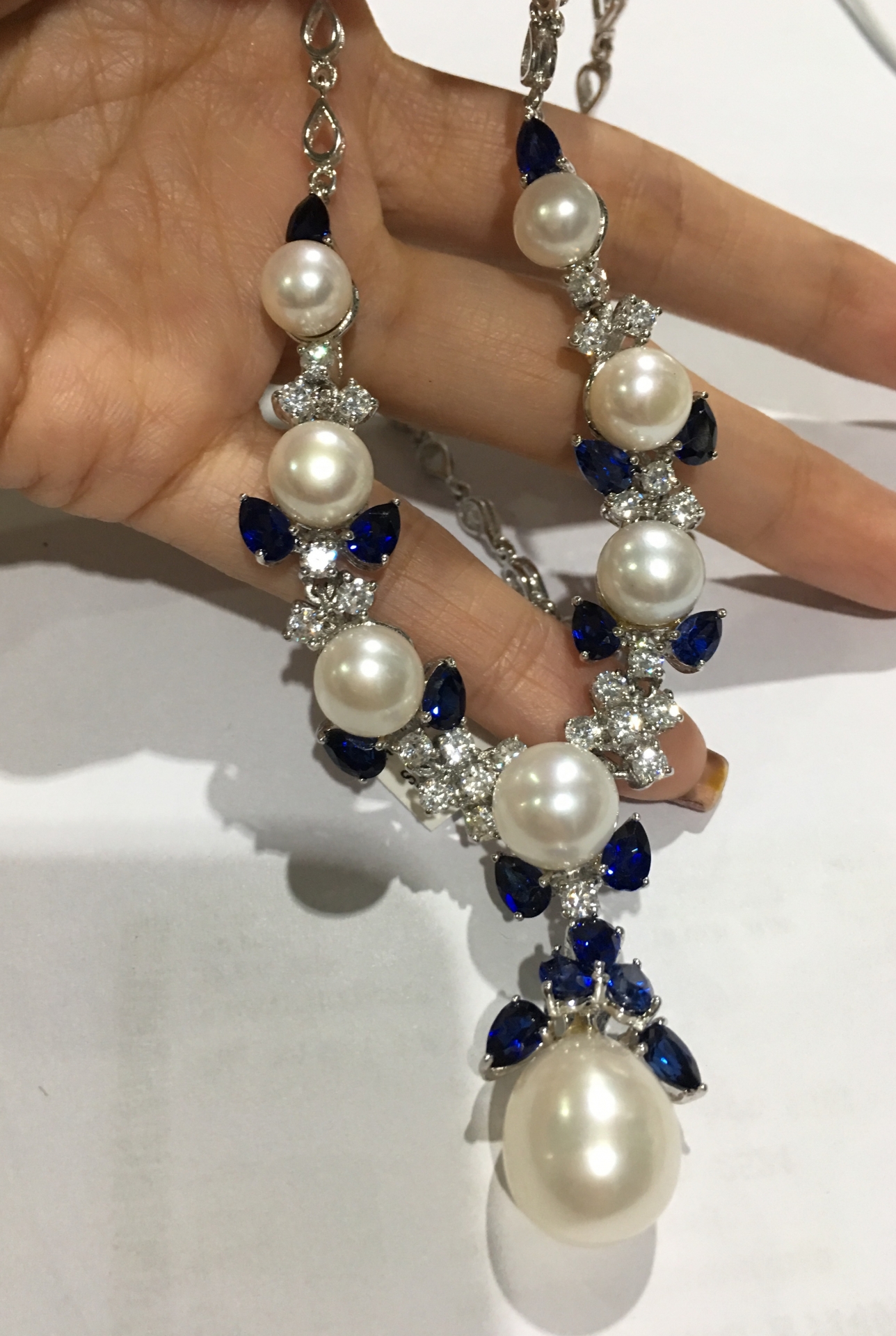 สร้อยคอไข่มุกแท้ แบบขึ้นตัวเรือน ประดับด้วยเพชรสวิท