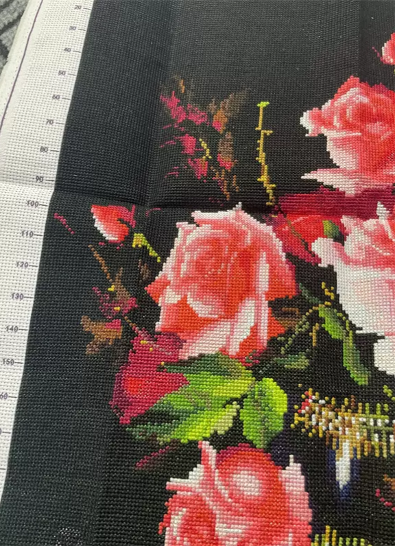 rose-1023 *สินค้าหมด* ชุดปักครอสติช ลายแจกันดอกกุหลาบ (ปักเต็มผืนผ้า ไม่มีเดินเส้น ผ้า11CTพิมพ์ลาย ปัก 3 เส้นเล็ก) ขนาด 58*78 ซม.ผ้าครอสติช 11CTพิมพ์ลายปักเต็มลายผ้า+ไหมคอตตอน 42 สี+ผังลาย+เข็ม
