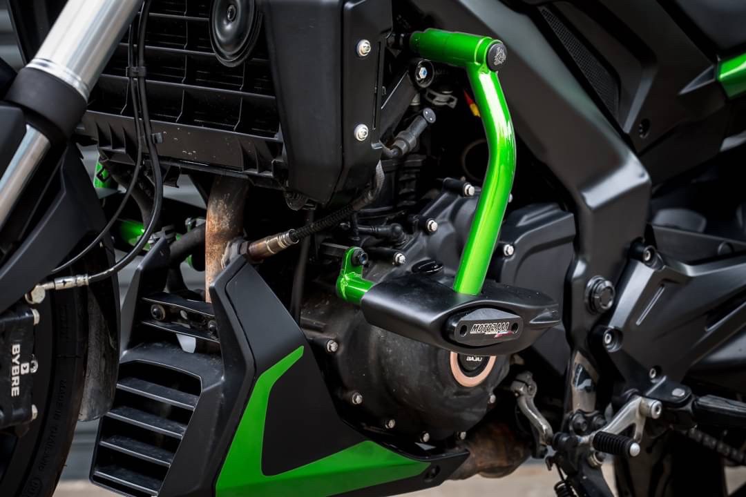 Bajaj Dominar400 1.ชิวหน้า 1700฿ 2.การ์ดครอบถังน้ำมัน ลายเคฟล่า 1700฿ 3.แคชบาร์ 2700฿ 4.แร็คท้าย 3100฿ 5.แร็คท้าย+แร็คกระเป๋า 4950฿