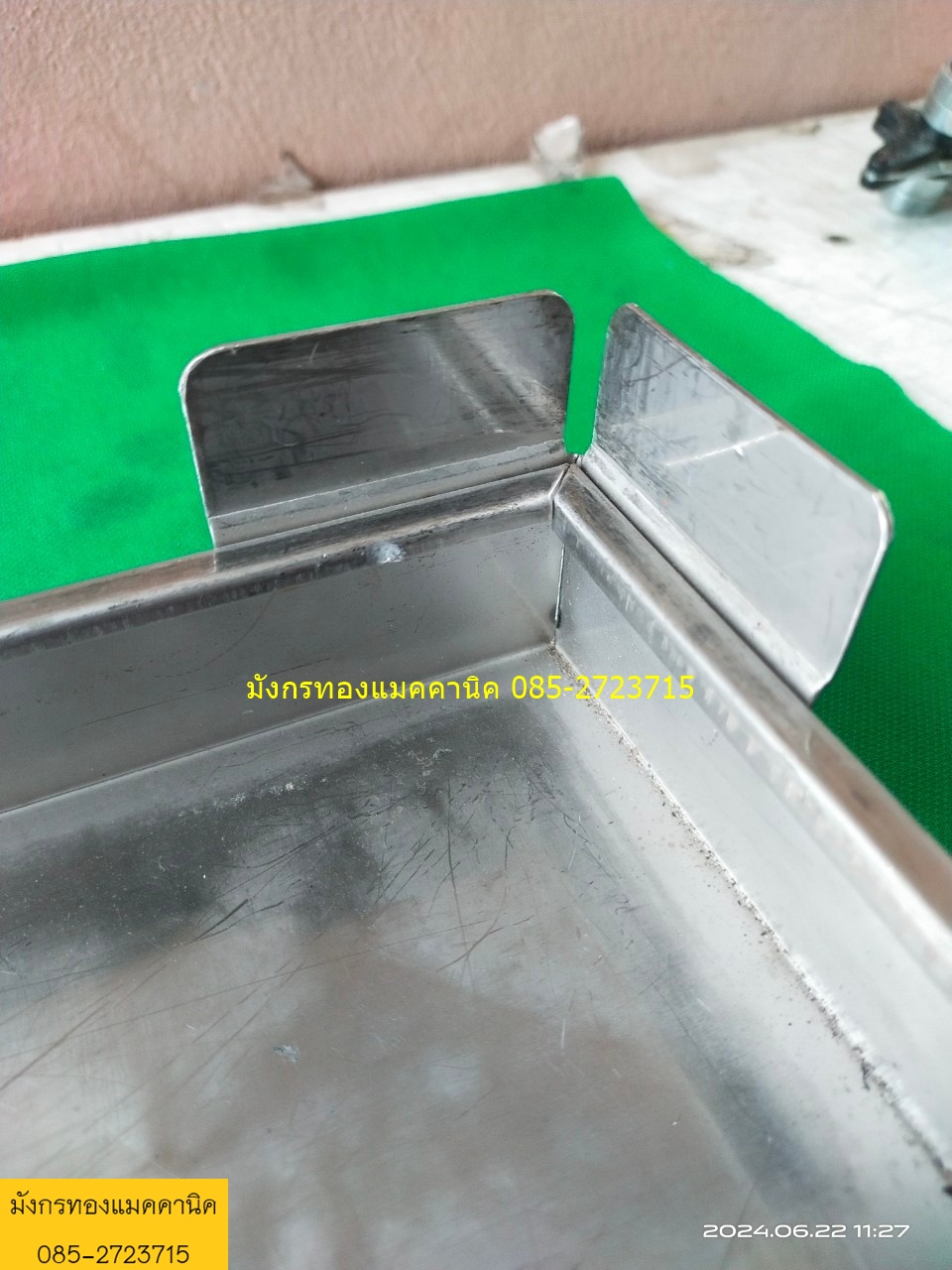 ถาดสแตนเลสแบบบาง ขนาด 45x84 ซม.ขอบข้างสูง 3.5 ซม. มีกั้นมุมเพื่อวางถาดซ้อนกันได้ ไม่มีรูเจาะ มีรอยการใช้งาน