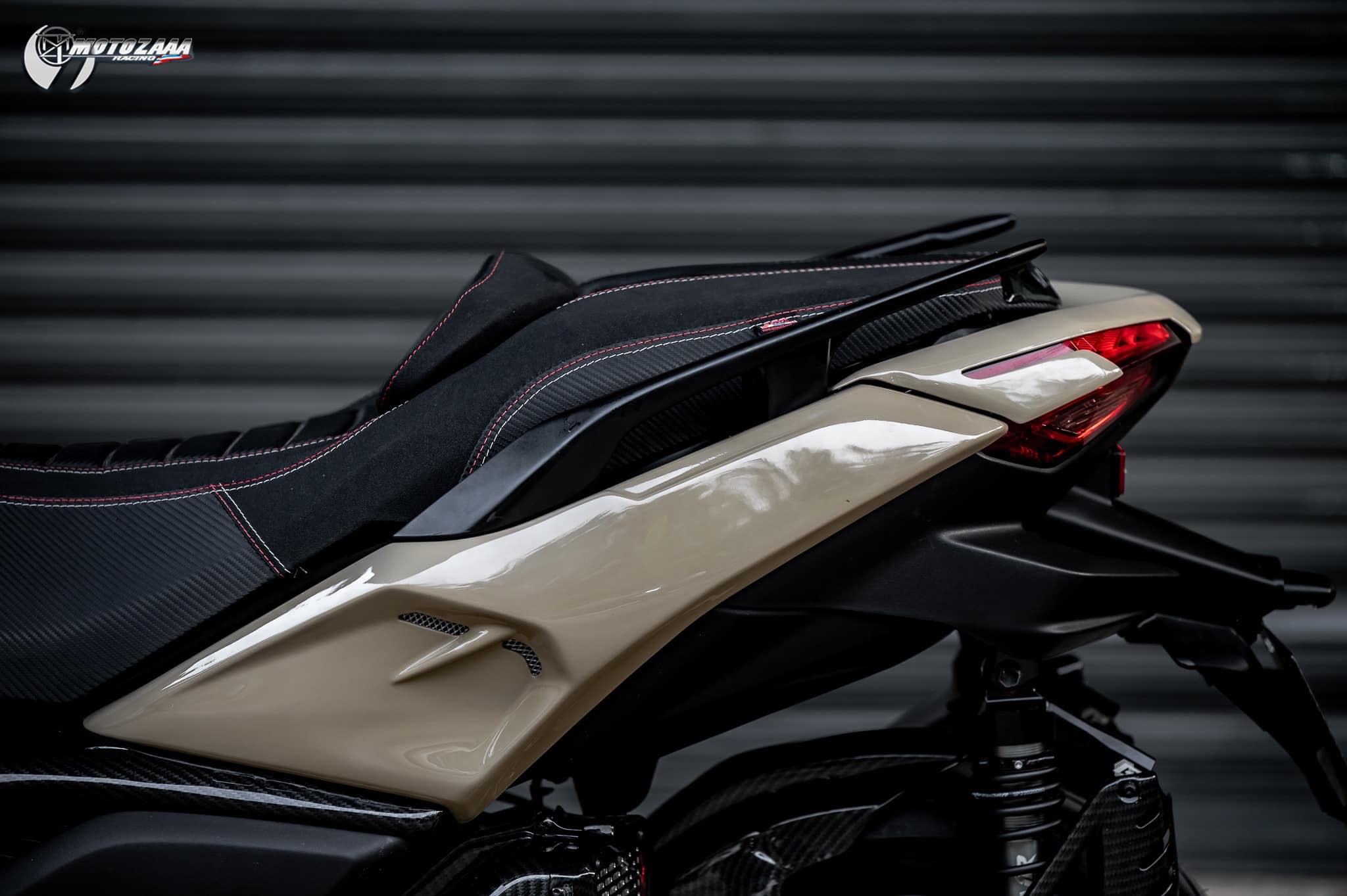 Xmax300 Body kit MotozAAA Body kit 1). ครอบหน้ากากหน้า Front fairing cover 1500฿ 2). ครอบกาบอกซ้าย-ขวา Big side fairing cover 2790฿ 3). ครอบบังโคลนหน้า Front fender cover แบบ3ชิ้น (ชุดเต็ม ) 2100 แบบ2ชิ้น (ข้าง R/L ) 1490฿ ( ลายเคฟล่า +250฿ ) 4). ครอบปีกข