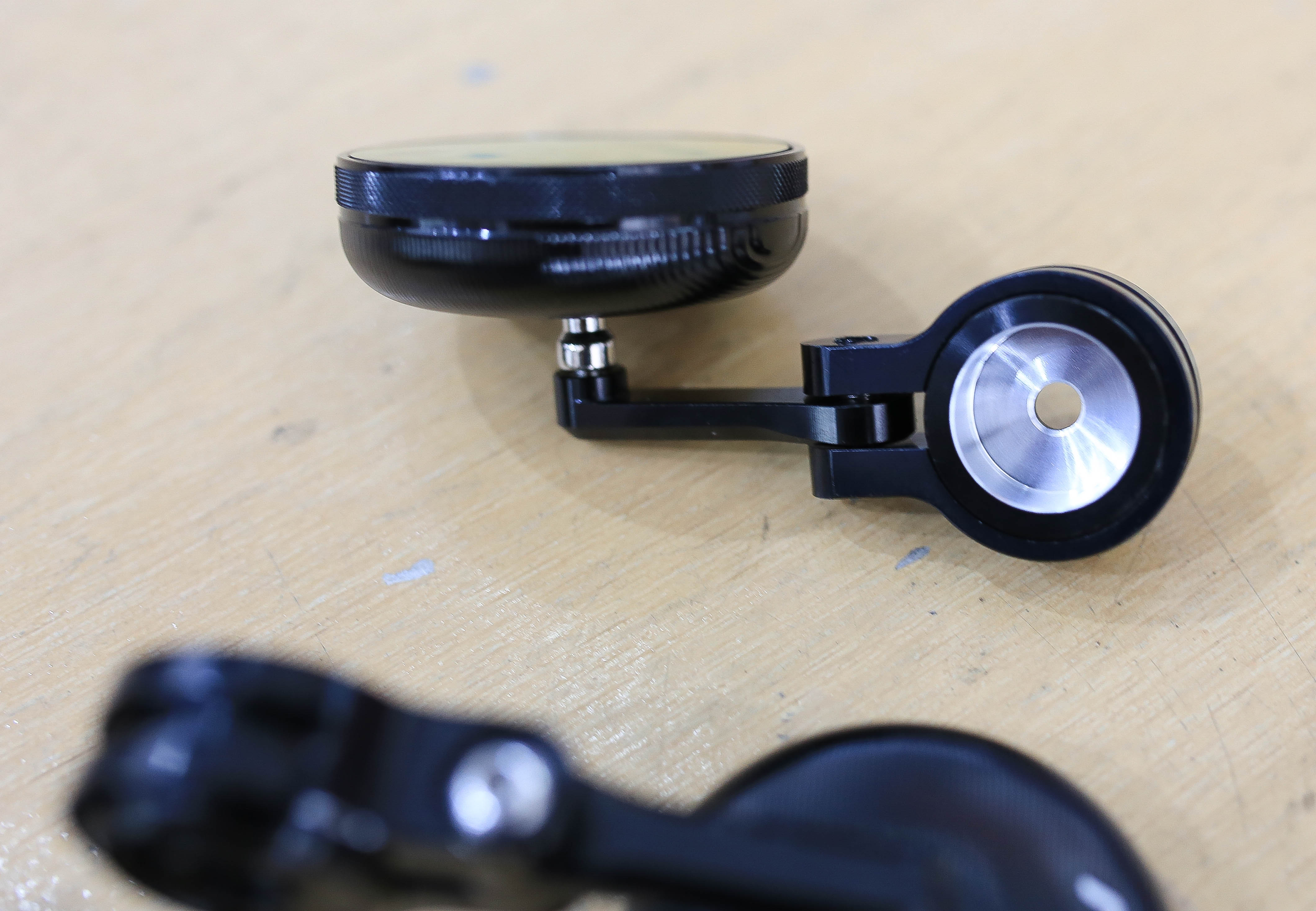 กระจกปลายแฮนด์ ทรงกลม งาน อลูมิเนียม CNC เลนส์กระจกตัดแสงสีฟ้า ใส่ตรงรุ่น giorno และ Click 160 กลึง กลึงเบ้าปลายแฮนด์ให้เรียบร้อยแล้วใส่ได้เลยตรงรุ่น ไม่ต้องตัดแฮนด์