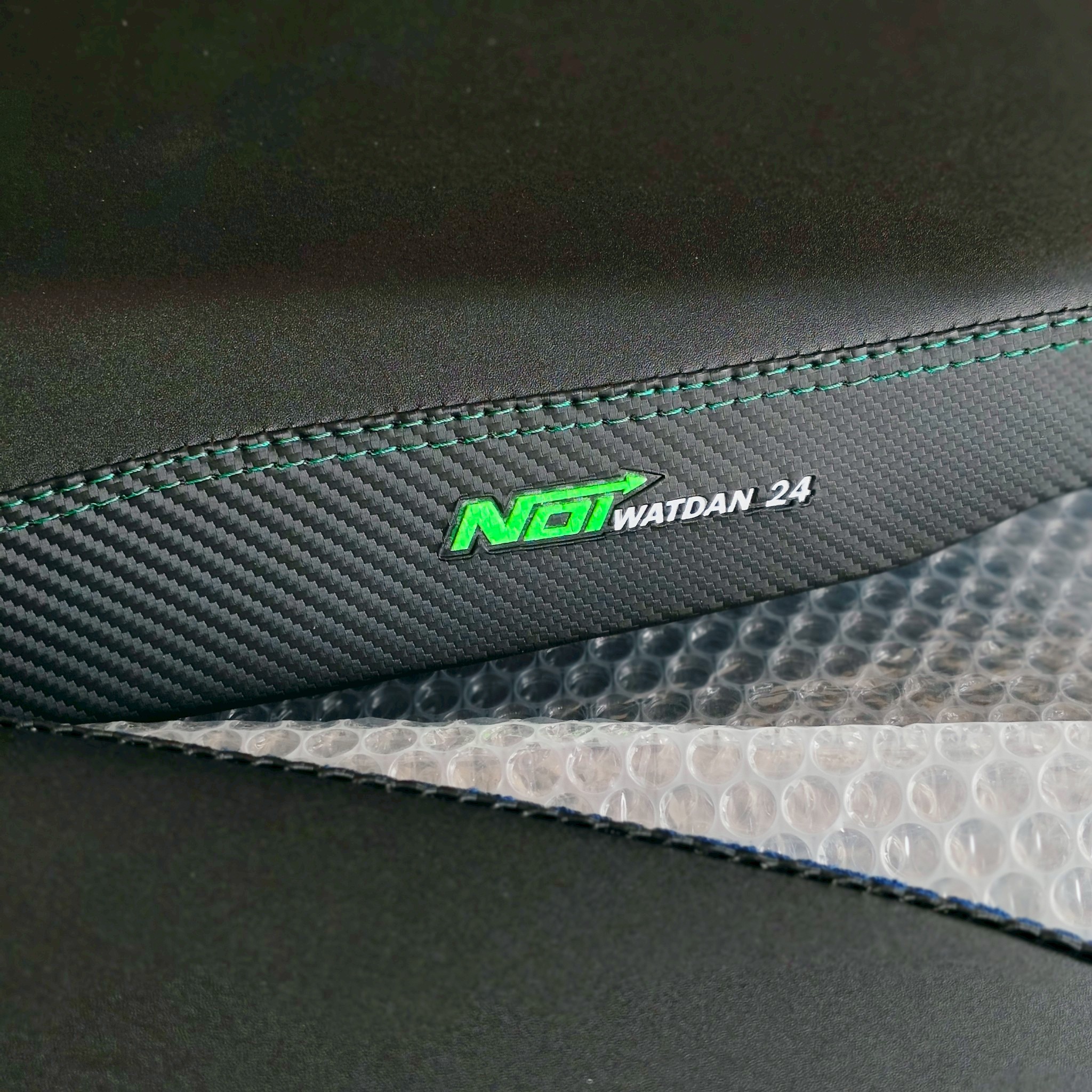 เบาะเทียมแท้100%ทรง 2 ตอนบาง Xmax300/Forza350 พร้อมใส่เลยมี 4 สี ด้ายสีอื่นสั่งได้นะคะ สามารถใส่หมวกเต็มใบได้ 1 ใบค่ะ