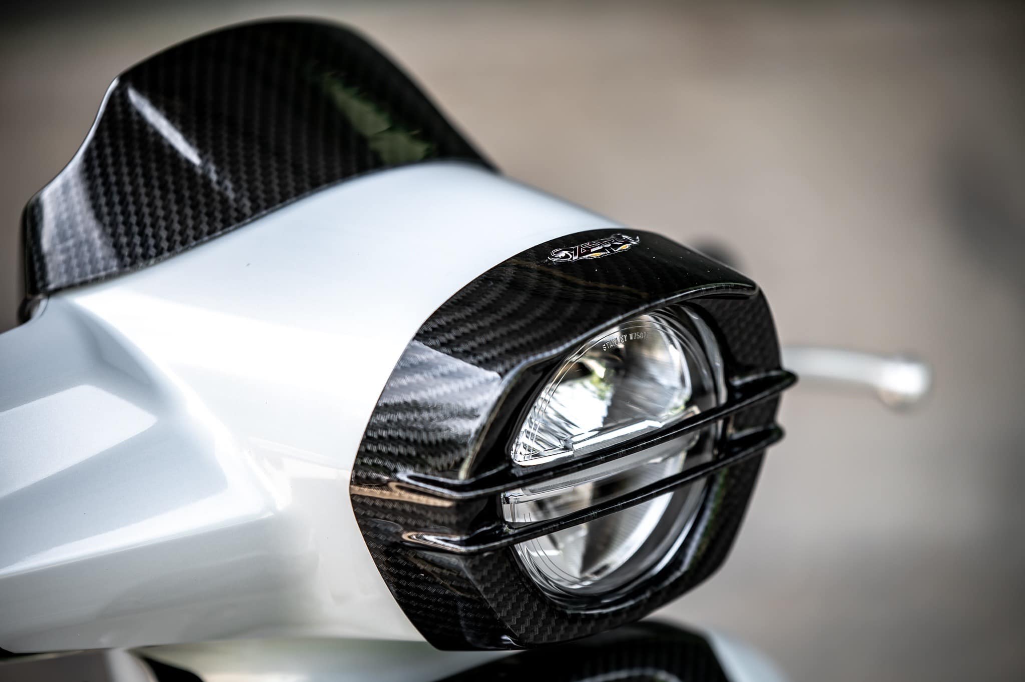 ฝาครอบไฟหน้ากระจัง2ซี่ ASURA Giorno+ สีดำเงา ราคา 1200