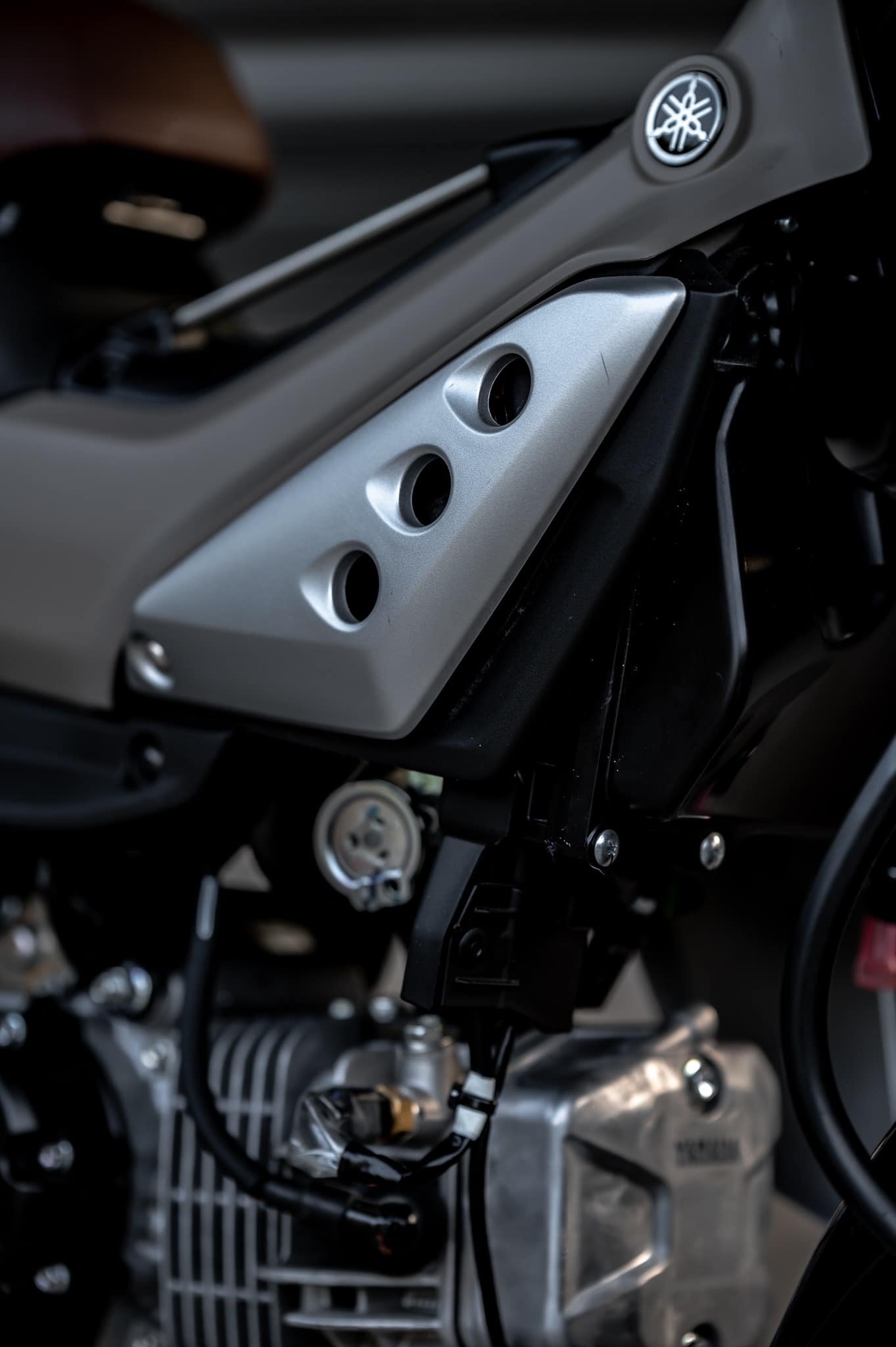 PG-1 1.) ครอบไฟหน้า Headlight cover. 1,590฿ 2.) ครอบไฟเบรค Rear brake light cover. 1,290฿ 3.) ชิวหน้า V1 Headbrand Windshield V1 1,590฿ 4.) กาบ อกบังหัวฉีด Side fairing cover. 1990฿ 5.) กันลาย V1 Mid frame protector. 1990฿ 6.) ชุดบังโคลนหน้าScrambler Full